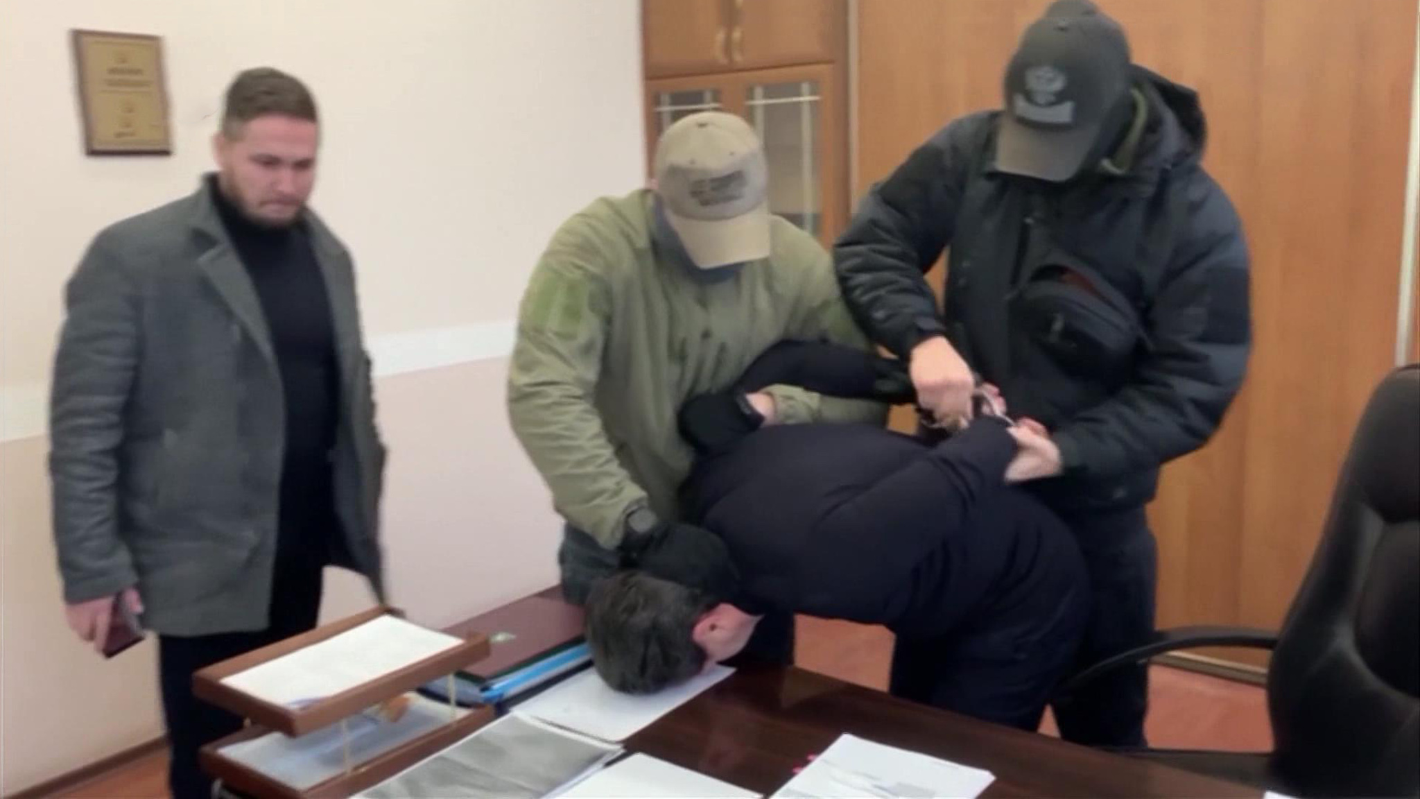 Задержан чиновник, получивший взятку квартирами