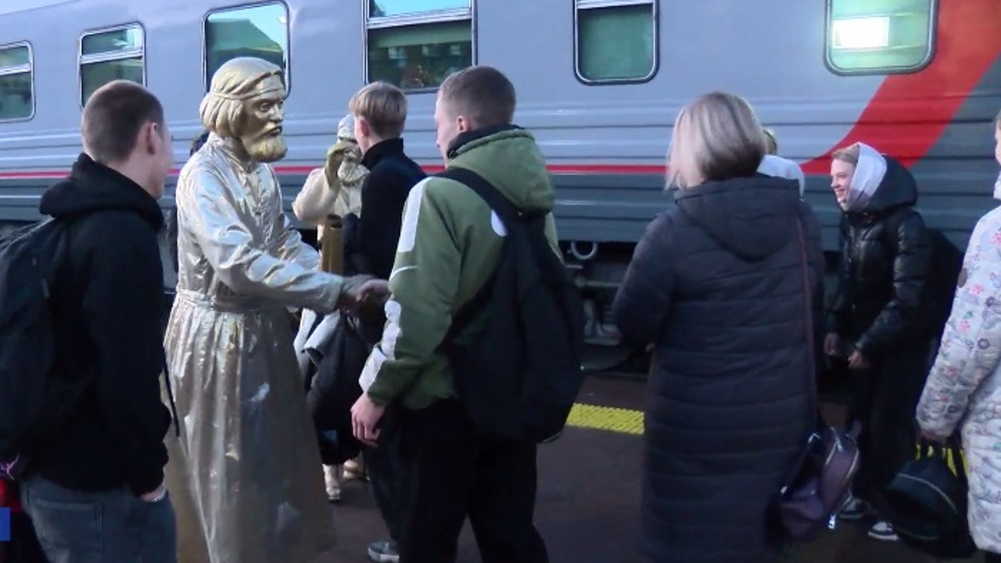 Состав с туристами из Челябинска торжественно встретили на тюменском вокзале