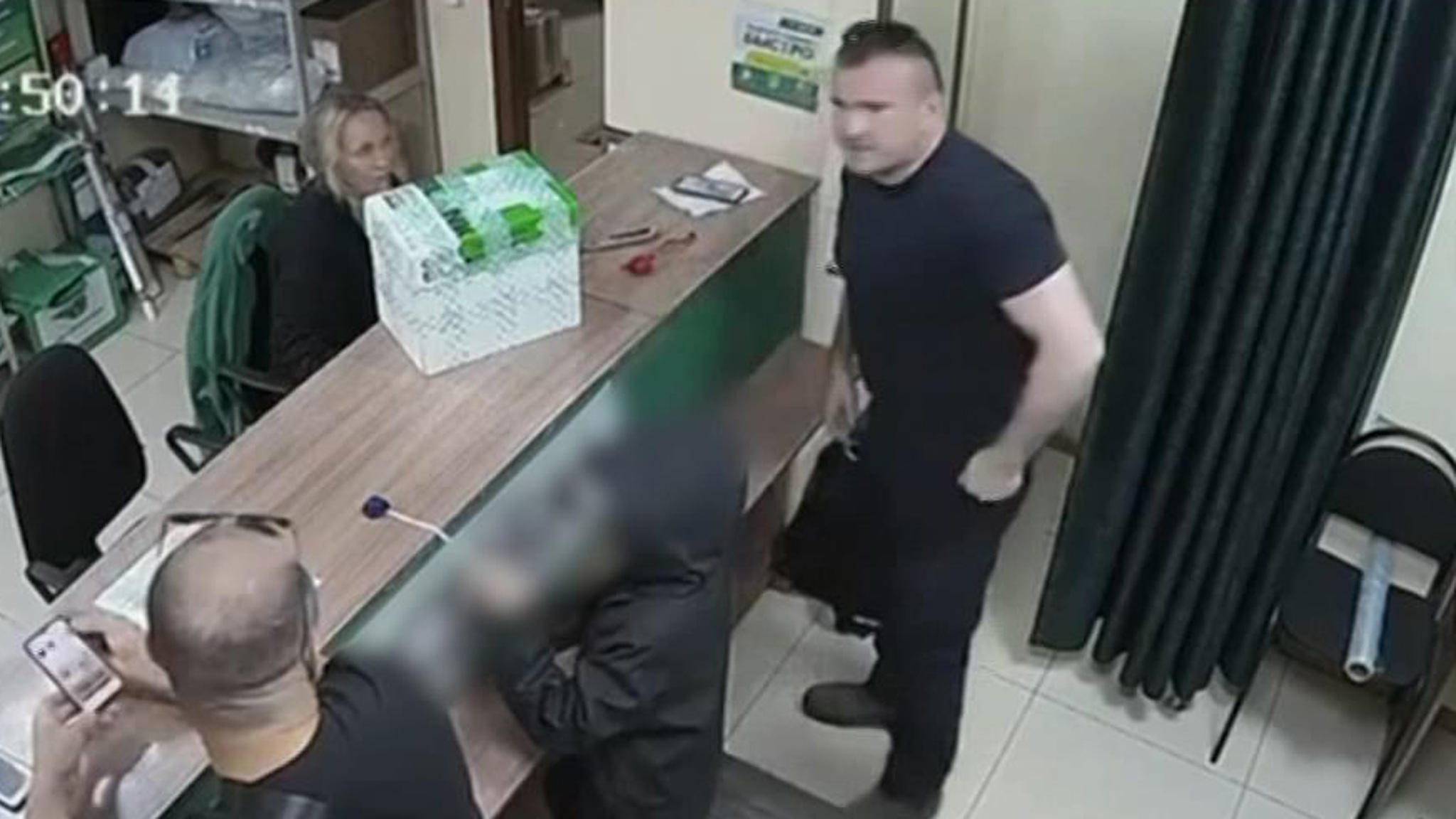В Башкирии посетители пункта выдачи заказов устроили драку