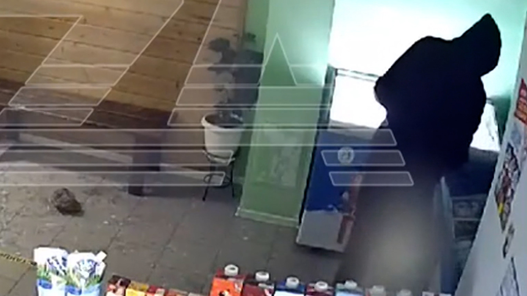 Двое взломщиков вынесли из магазина в Екатеринбурге все сливочное масло
