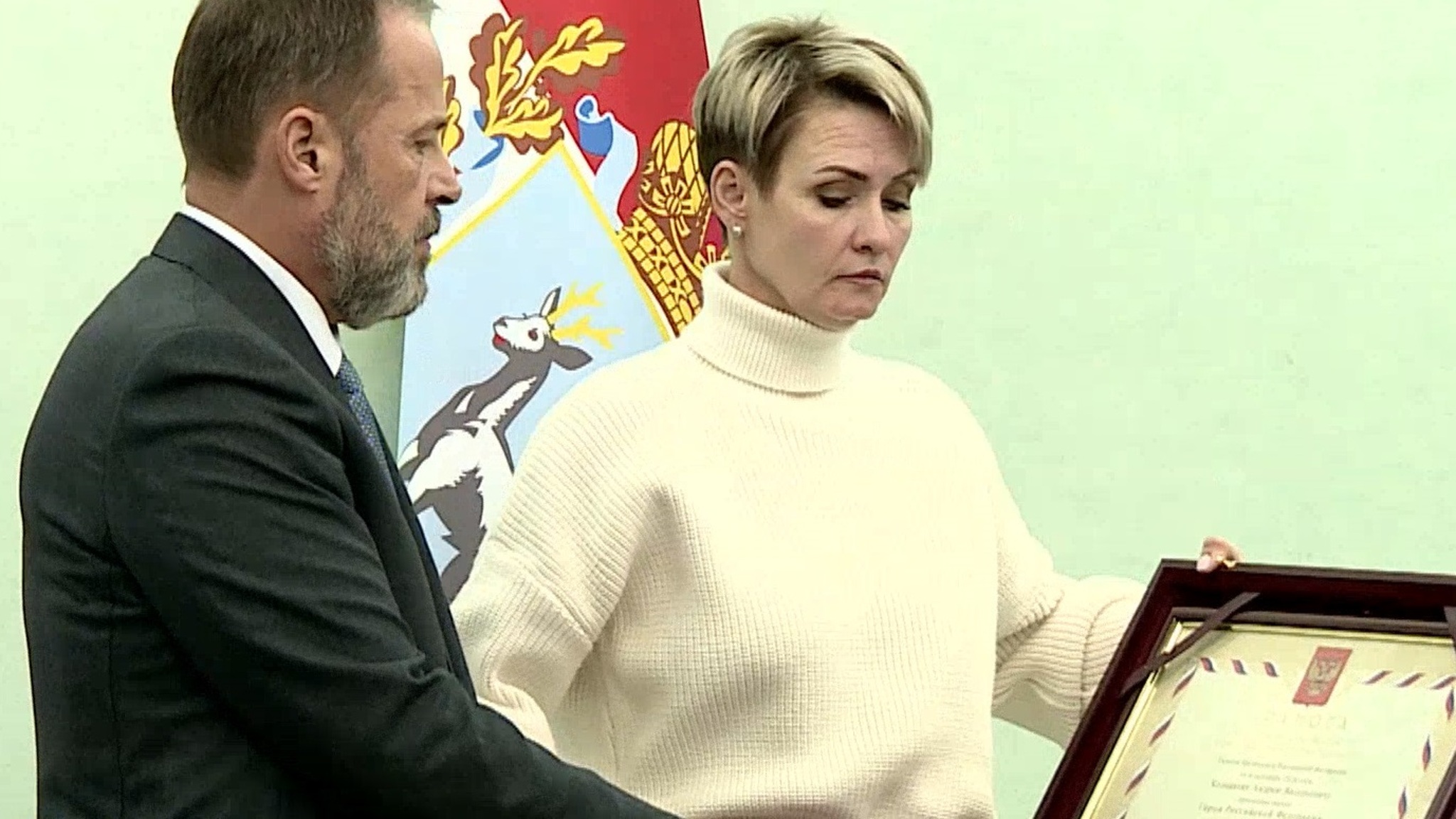 Приволжский полпред Игорь Комаров вручил медаль "Золотая Звезда" Ольге Колпаковой за её супруга