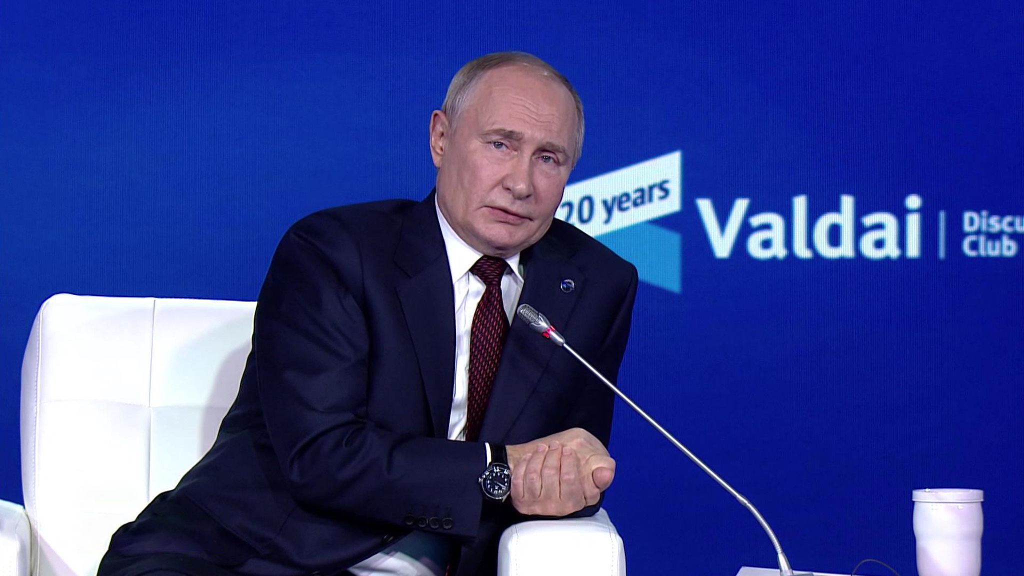 Путин заявил, что не считает зазорным позвонить Трампу