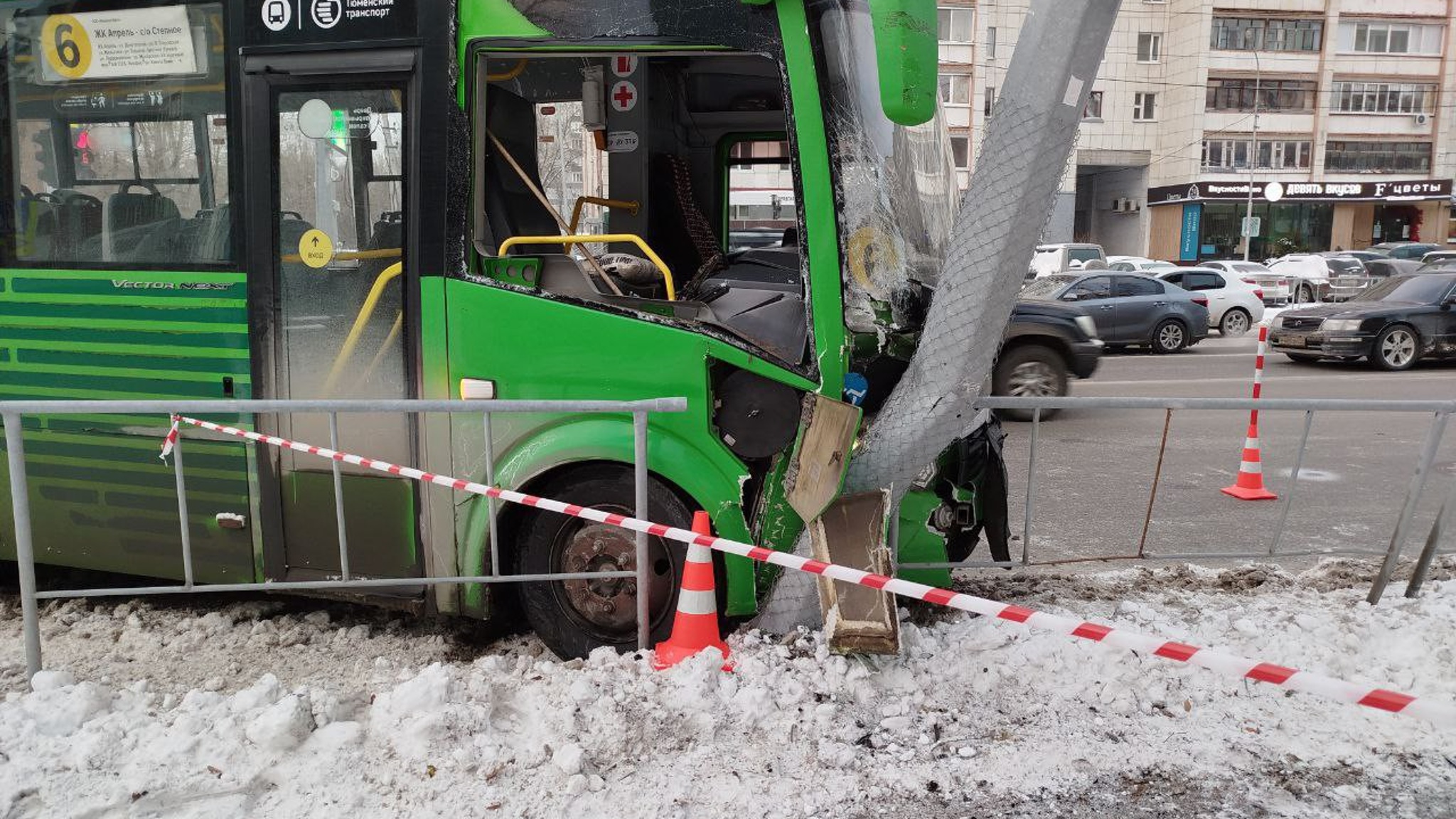 Десять человек пострадали в аварии с маршруткой в центре Тюмени