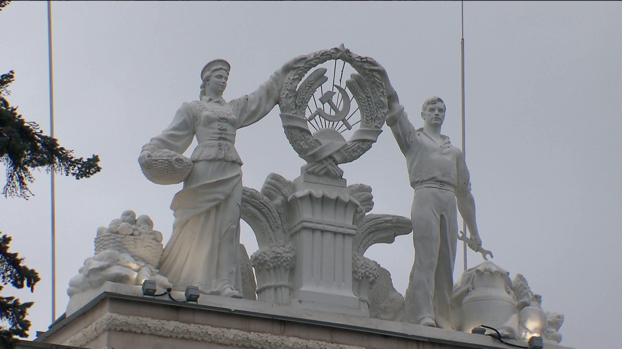 На ВДНХ восстанавливают исторические витражи павильона "Химия"