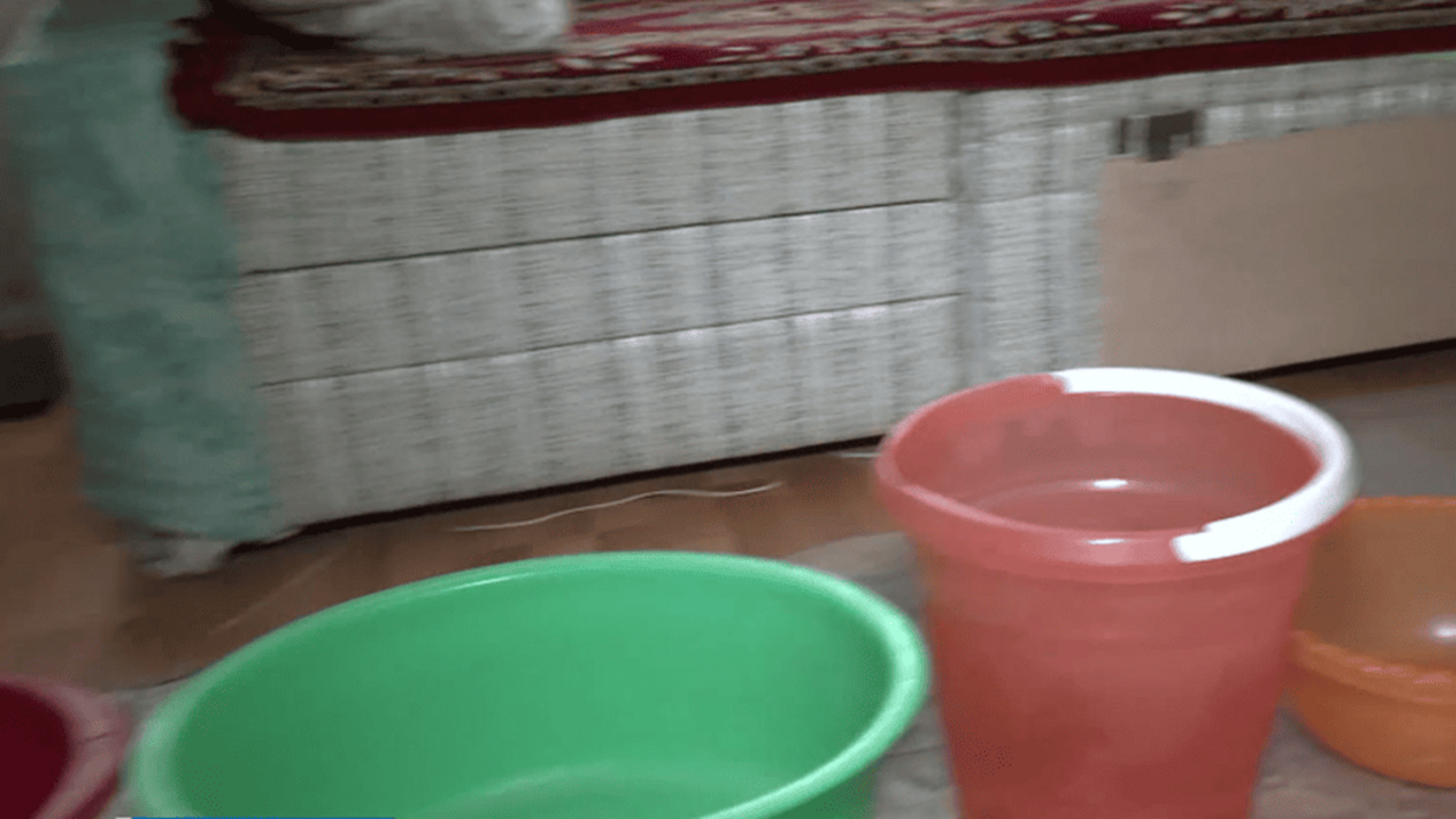 Искрящиеся розетки и свисающие под тяжестью воды потолки: жители одного из домов Черкесска жалуются на протекающую крышу
