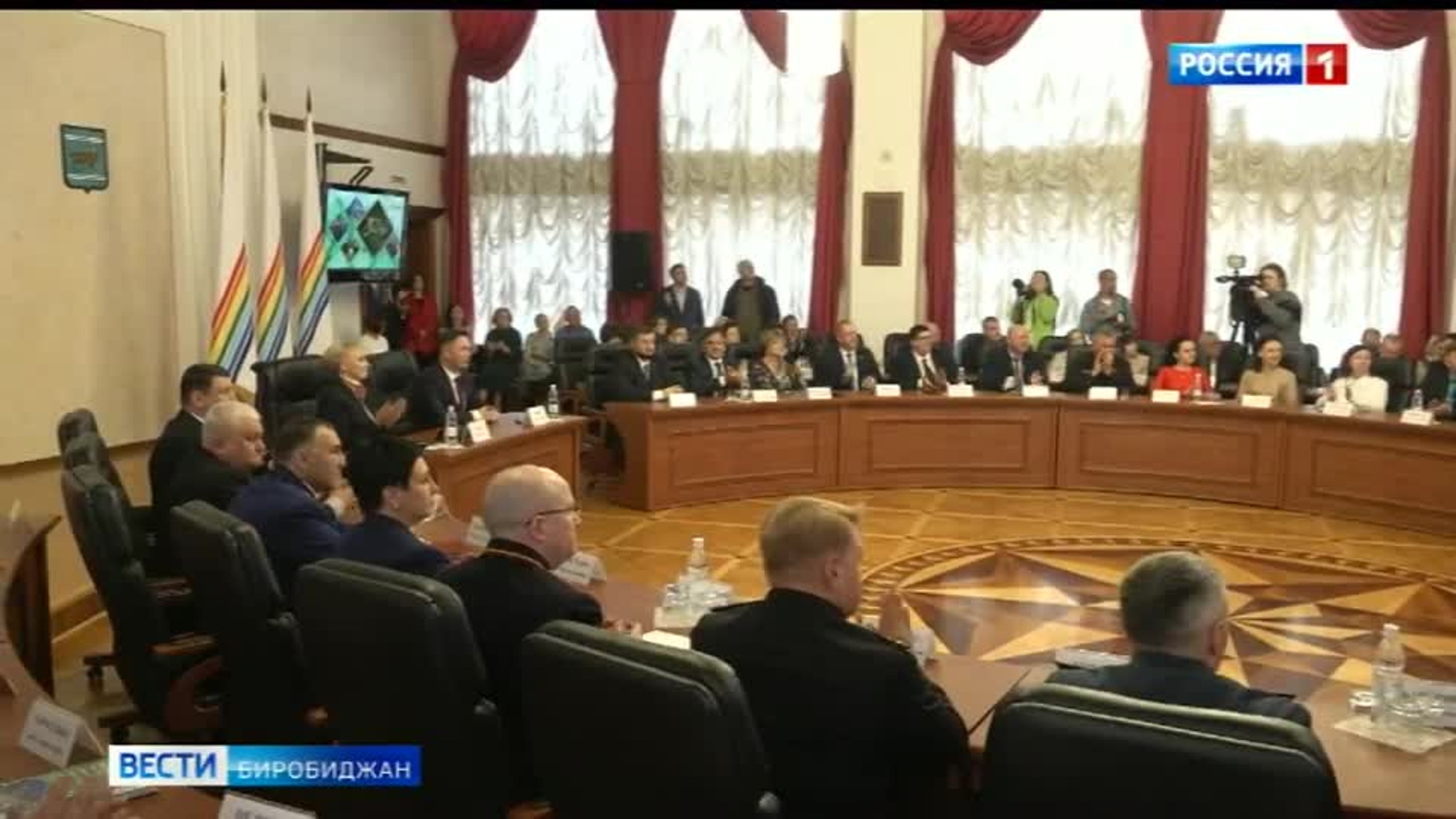 Трем жителям автономии вручили атрибуты Почетного гражданина ЕАО