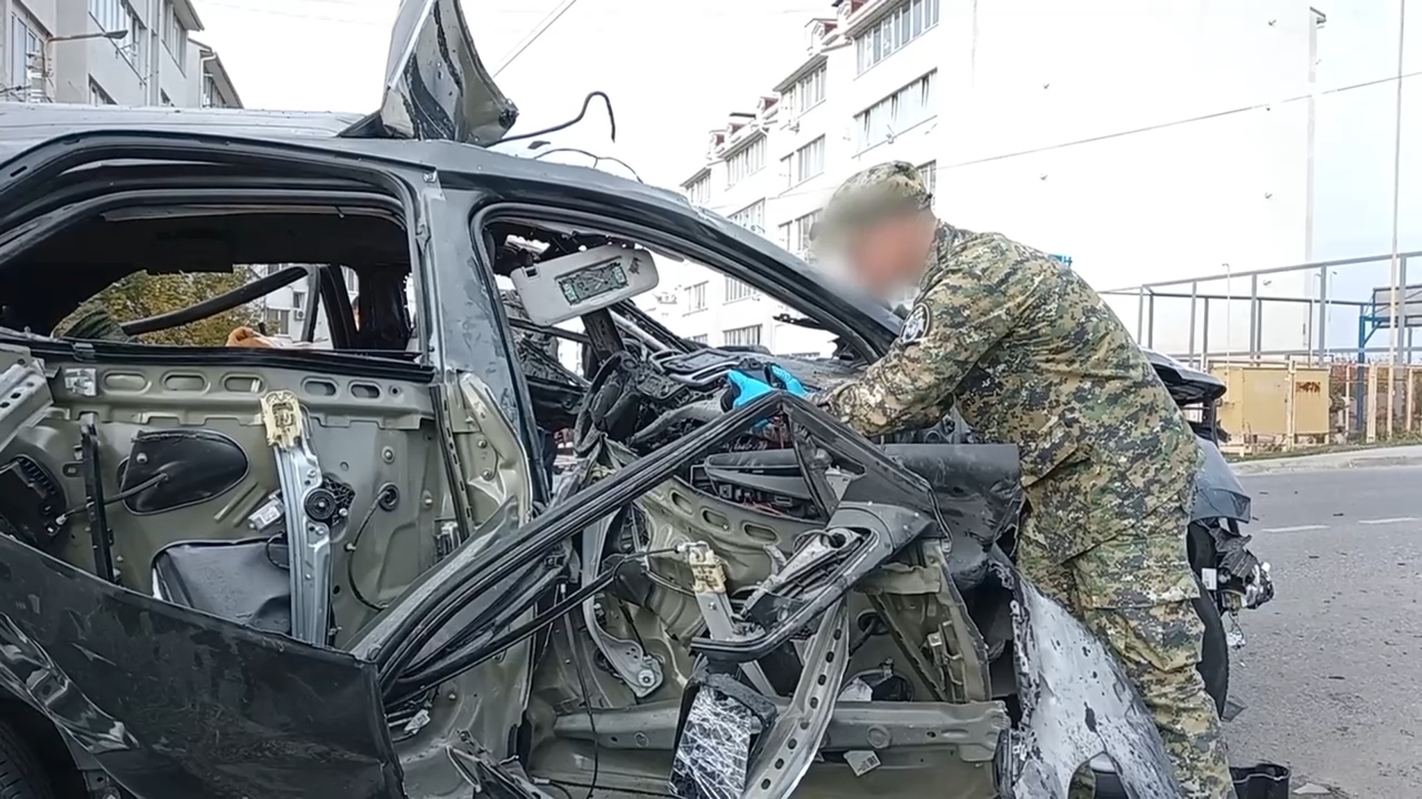 От взорванной в Севастополе машины осталась груда покореженного металла