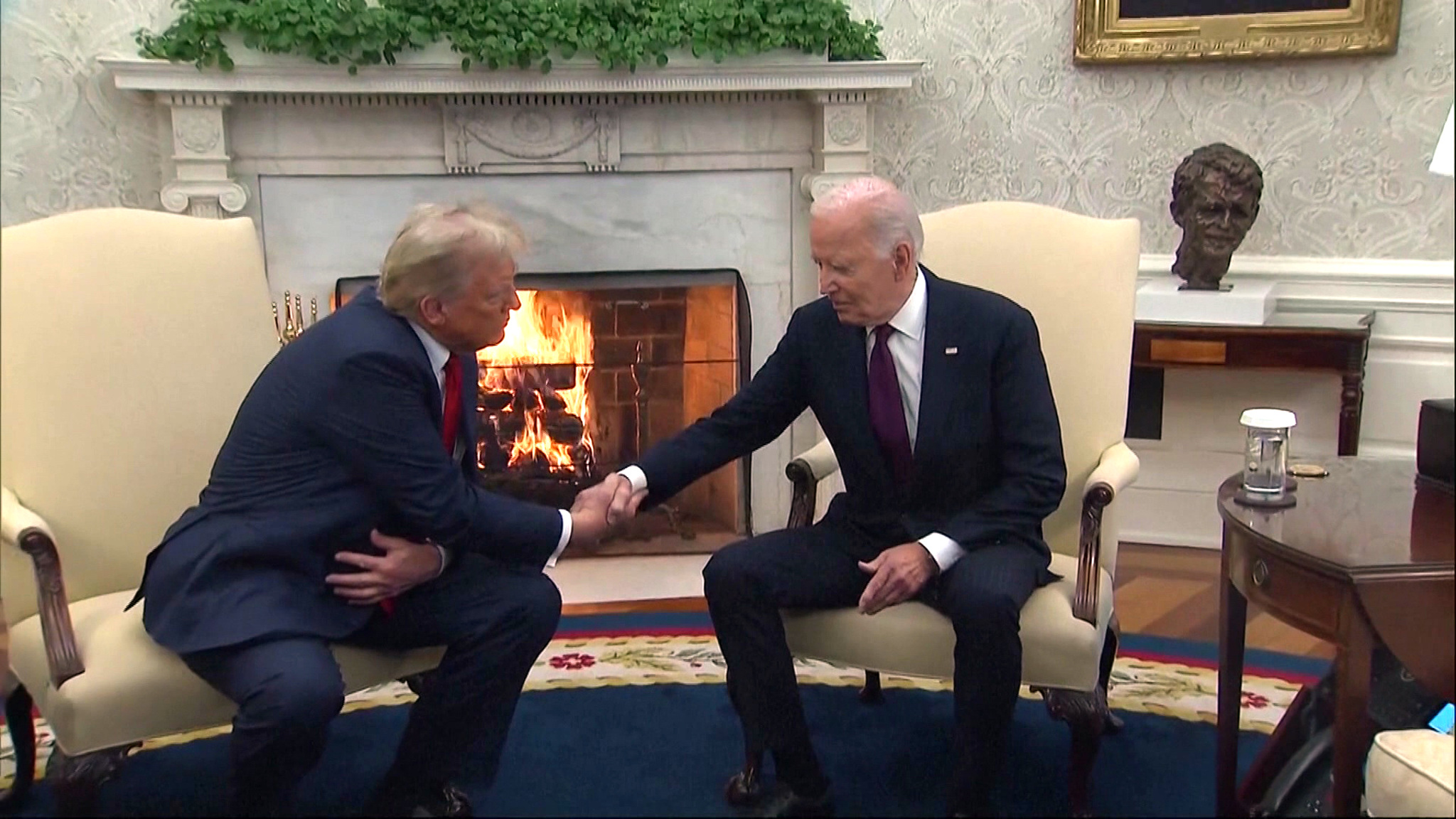 Что полтора часа обсуждали Трамп и Байден, неизвестно до сих пор