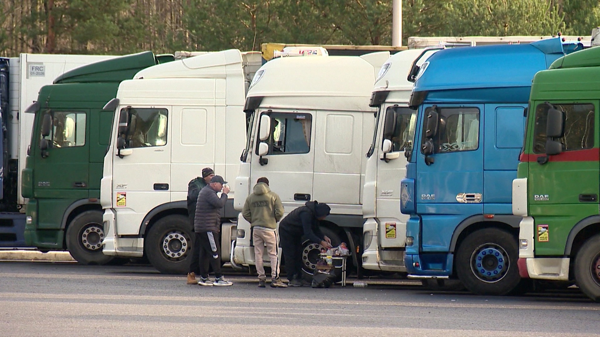 Сотни грузовиков стоят в очереди на границе Белоруссии с Литвой