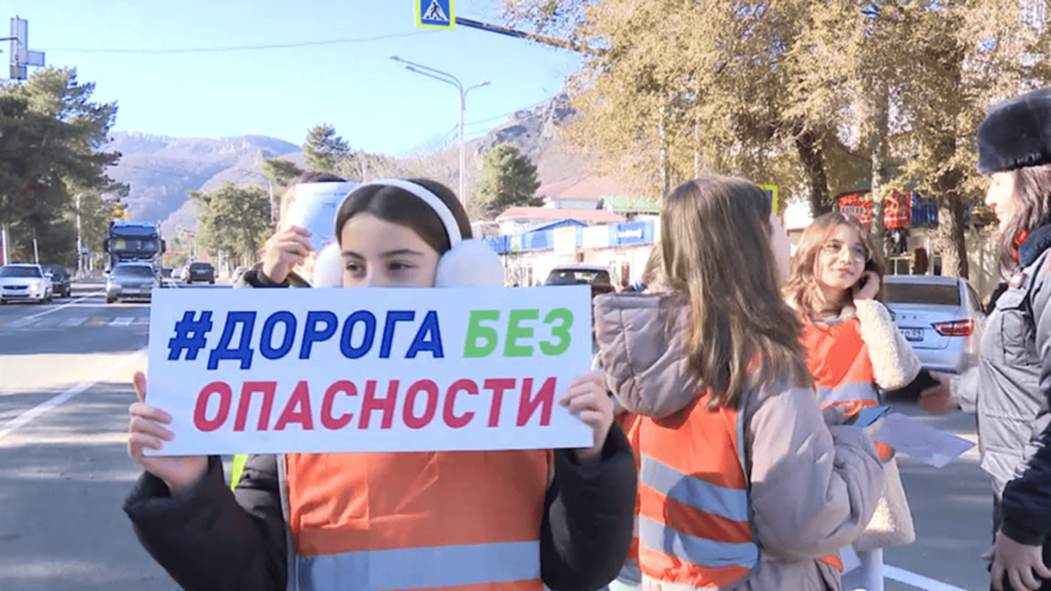 Сотрудники Госавтоинспекции провели в Карачаевске акцию "Дорога без опасности"