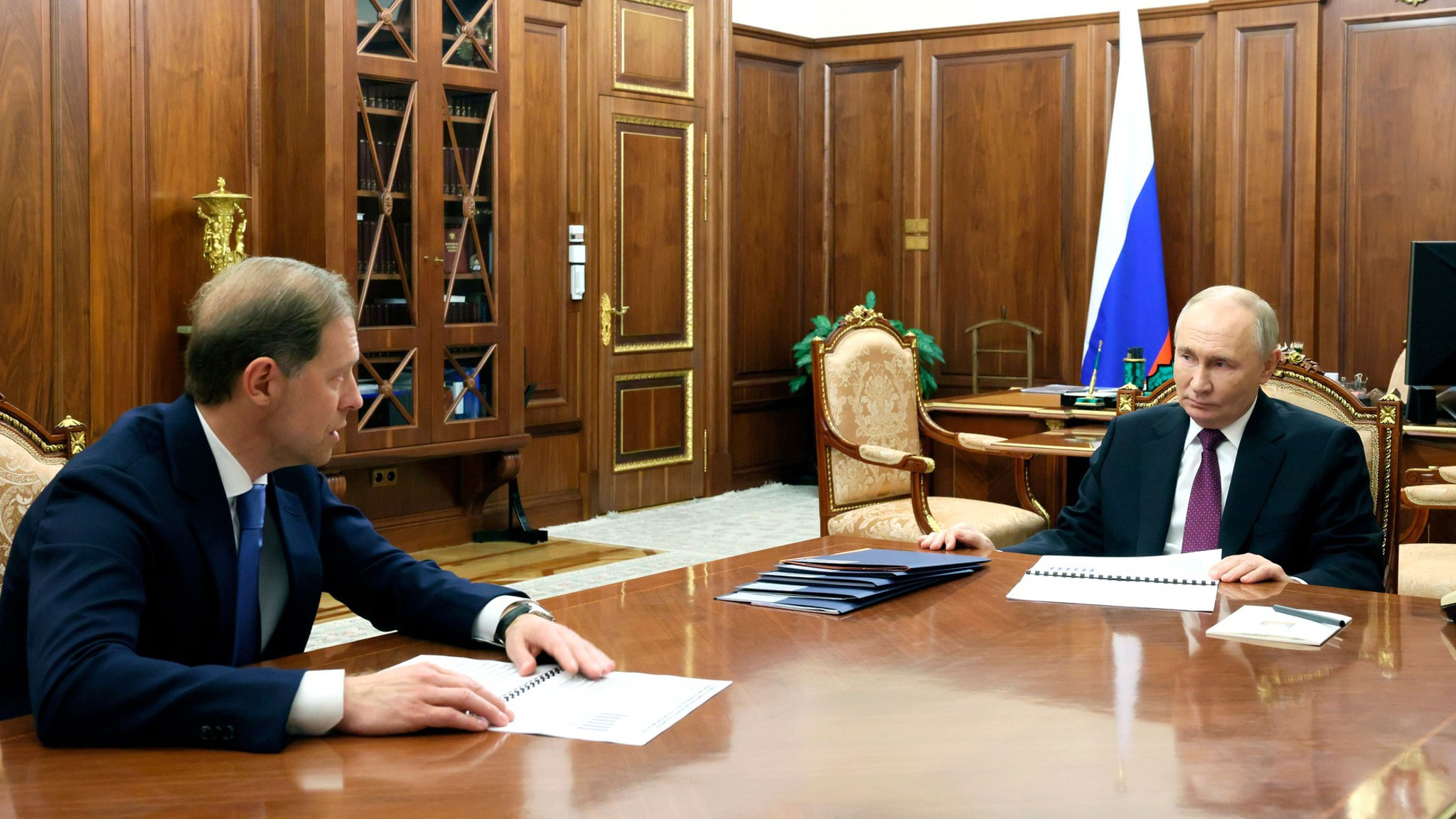 Путин провел встречу с Мантуровым