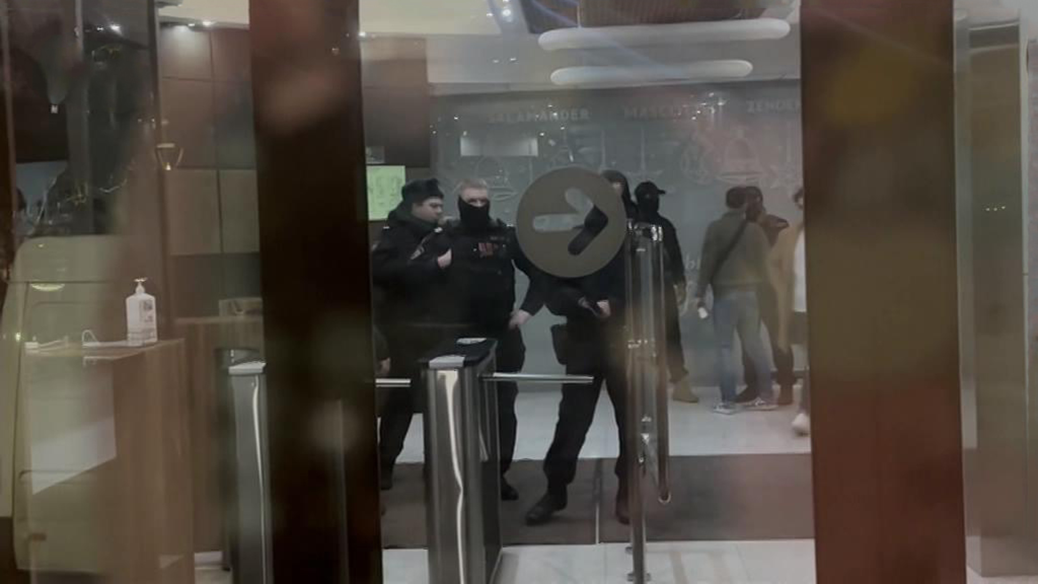 В Москве силовики проводят обыски в крупной обувной компании