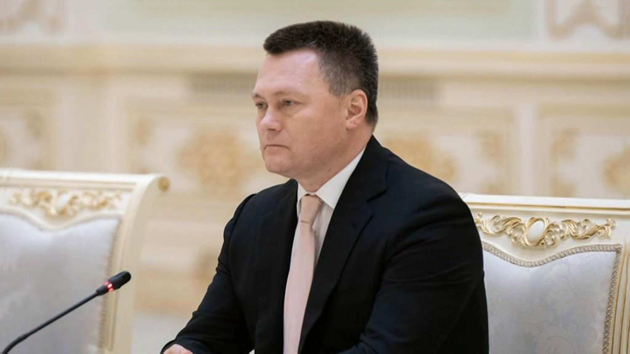 Краснов возложил цветы к мемориалу "Ода стойкости" в Узбекистане