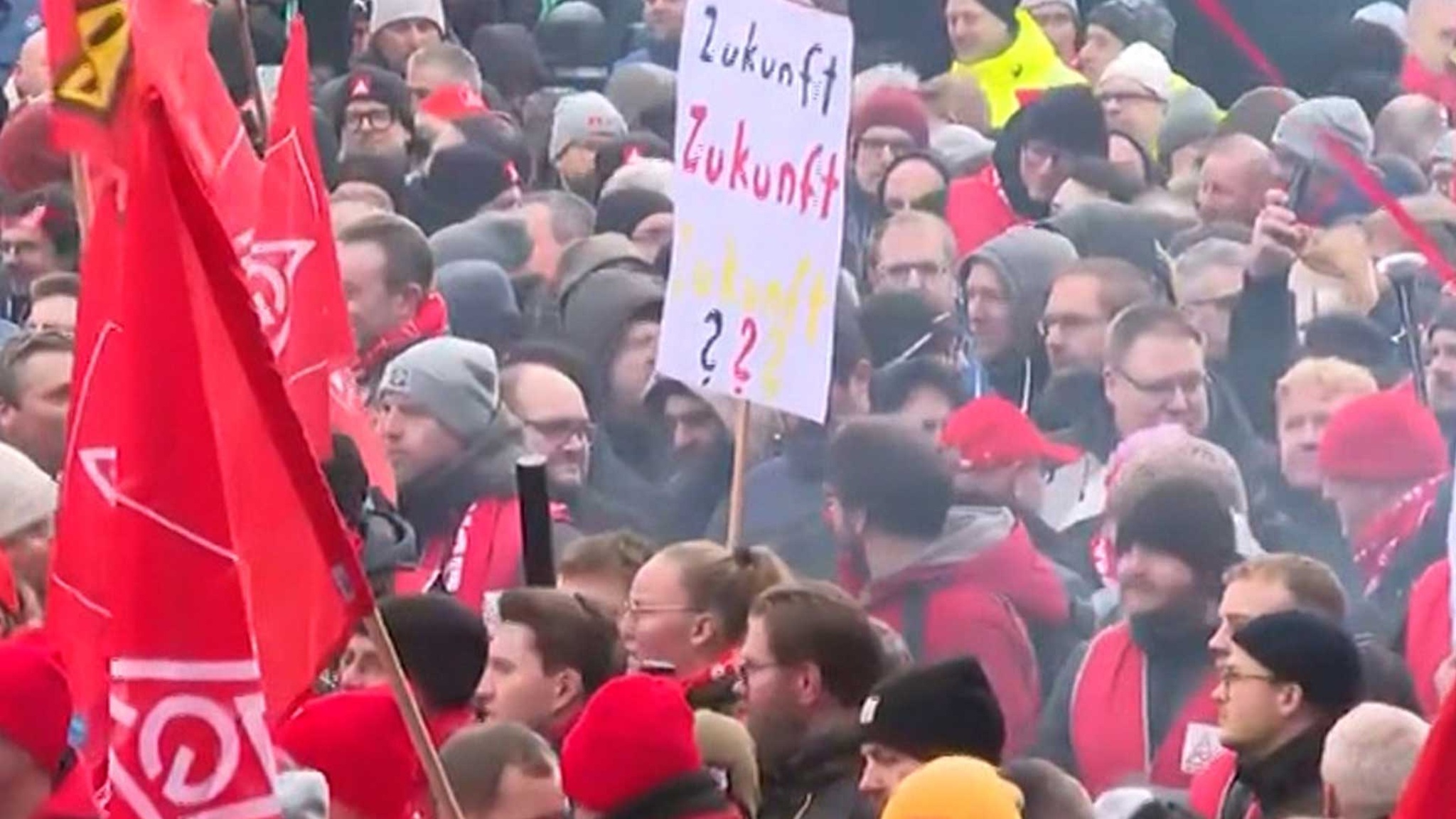 В ФРГ около 6 тысяч сотрудников Volkswagen протестуют против закрытия трех заводов