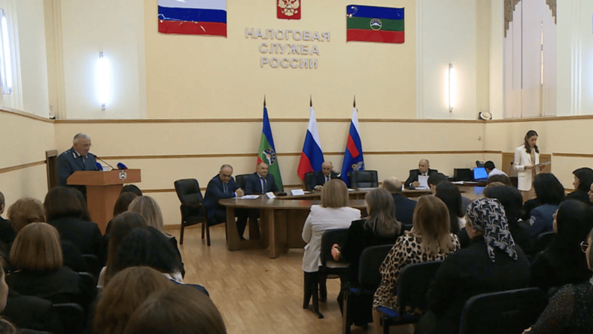 Глава Карачаево-Черкесии поздравил представителей налоговой службы с профессиональным праздником