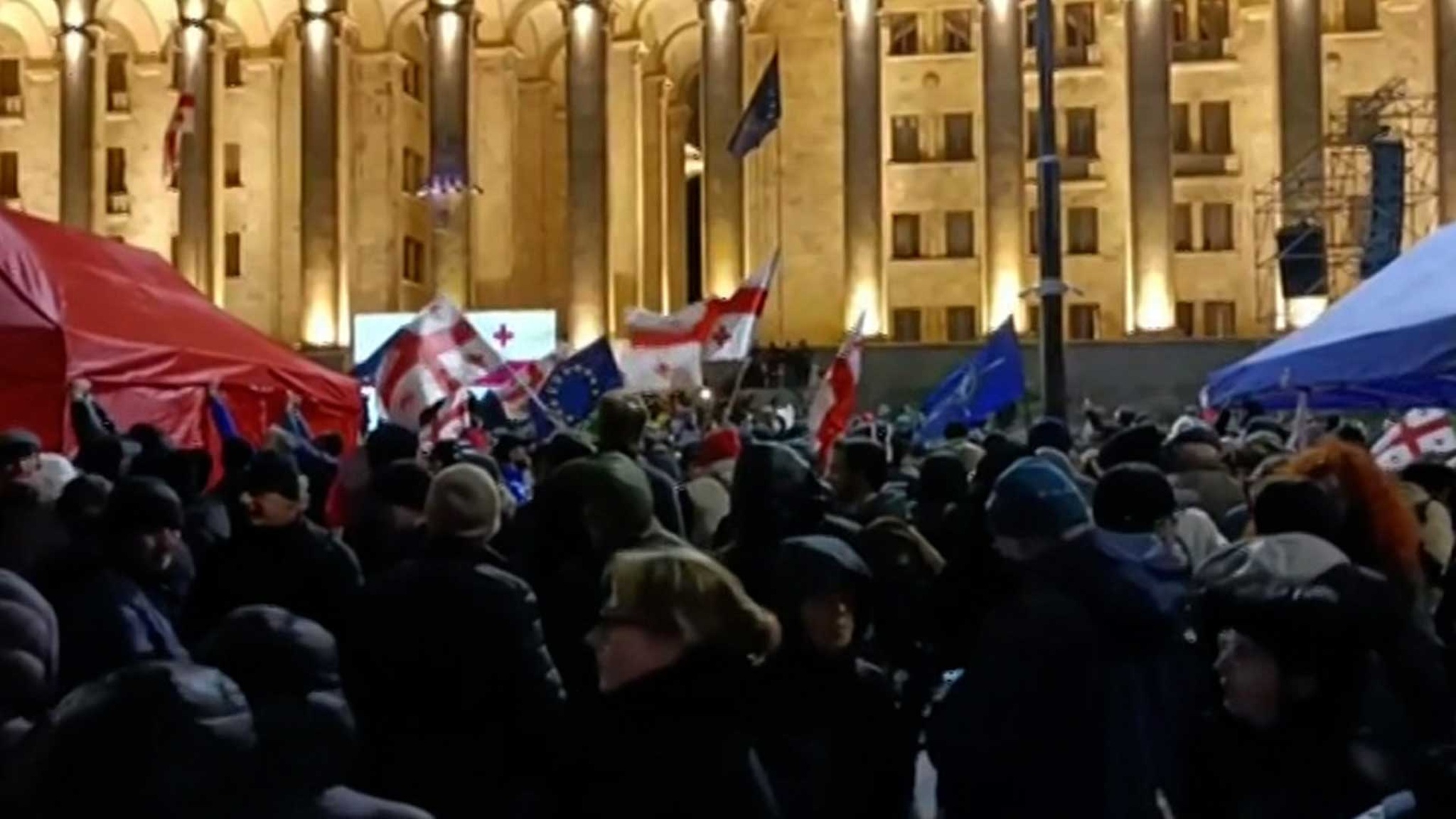 Полиция в Тбилиси стягивает дополнительные силы к парламенту из-за протестов