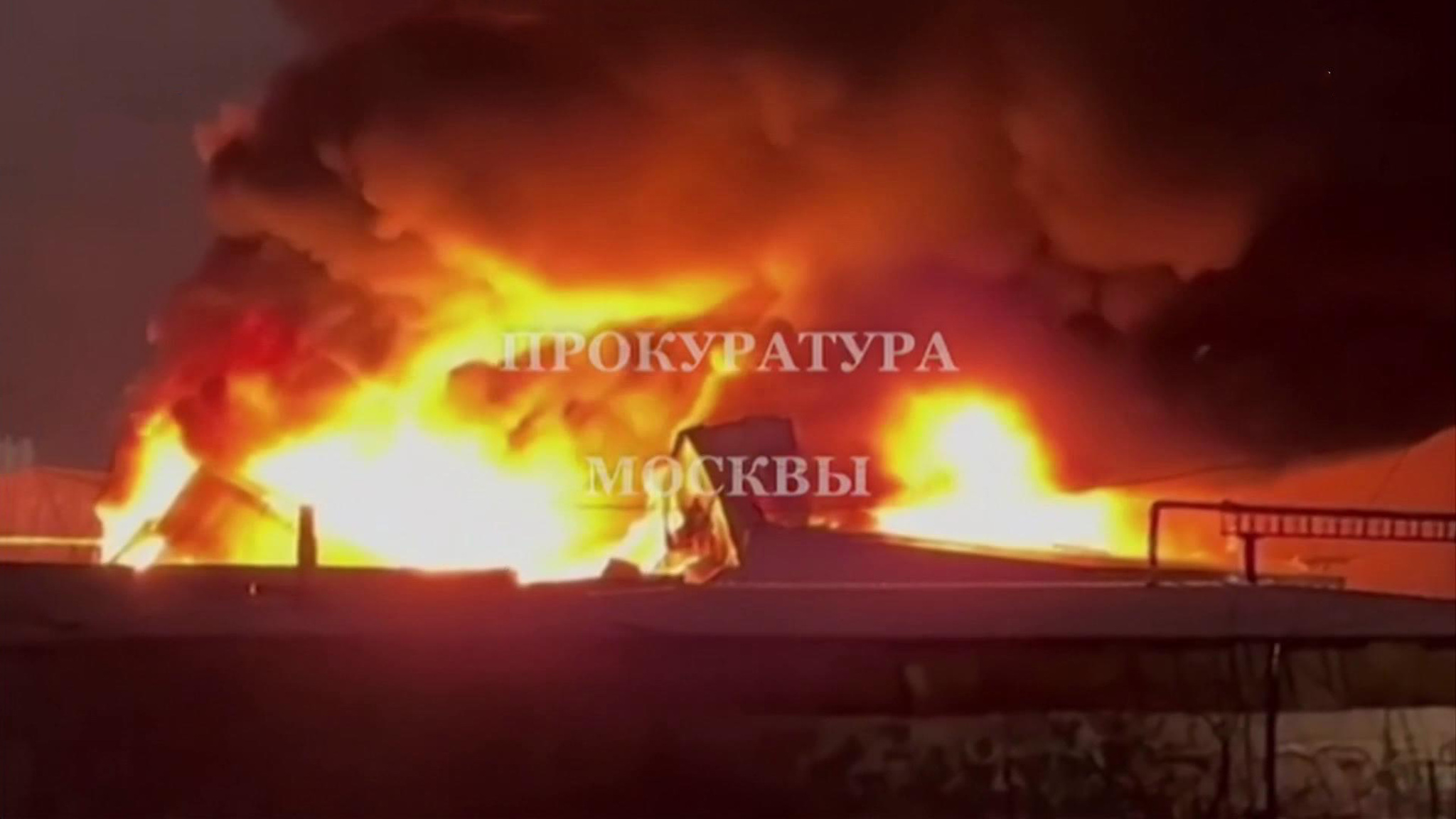 Спасатели тушат крупный пожар на Промышленной улице в Москве