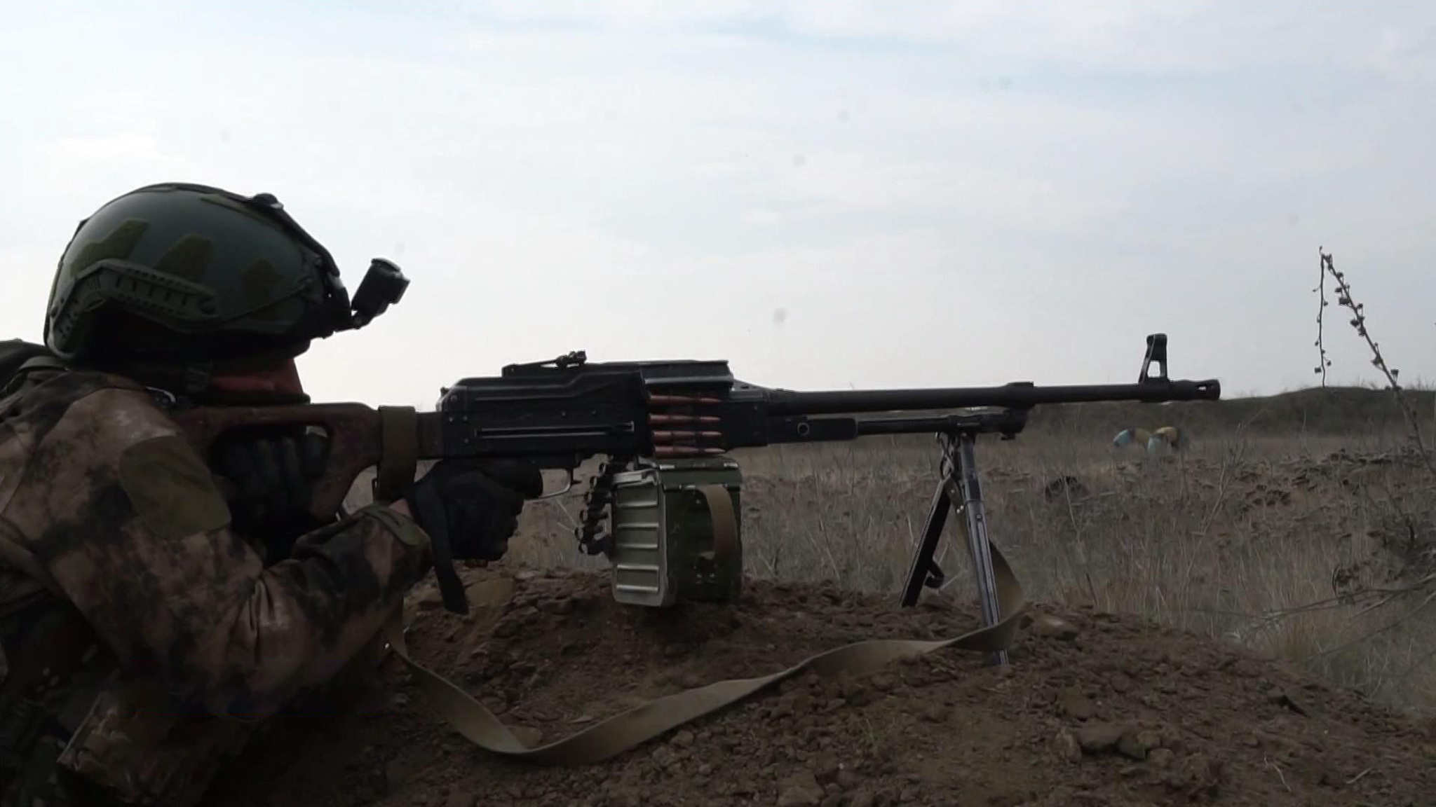С помощью имитационных боев военнослужащих учат действовать сообща