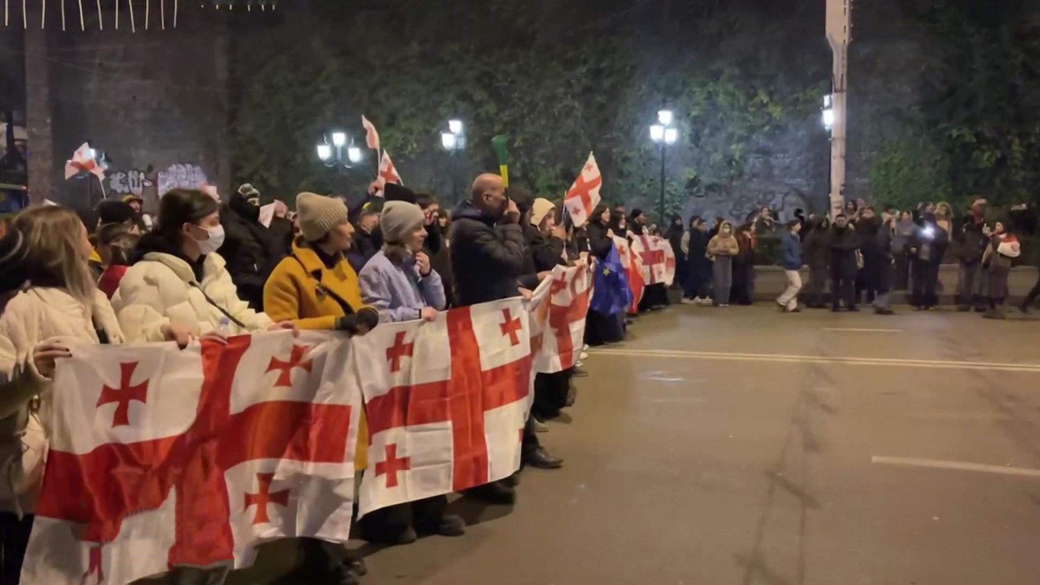 В Тбилиси полиция вытесняет протестующих с проспекта Руставели