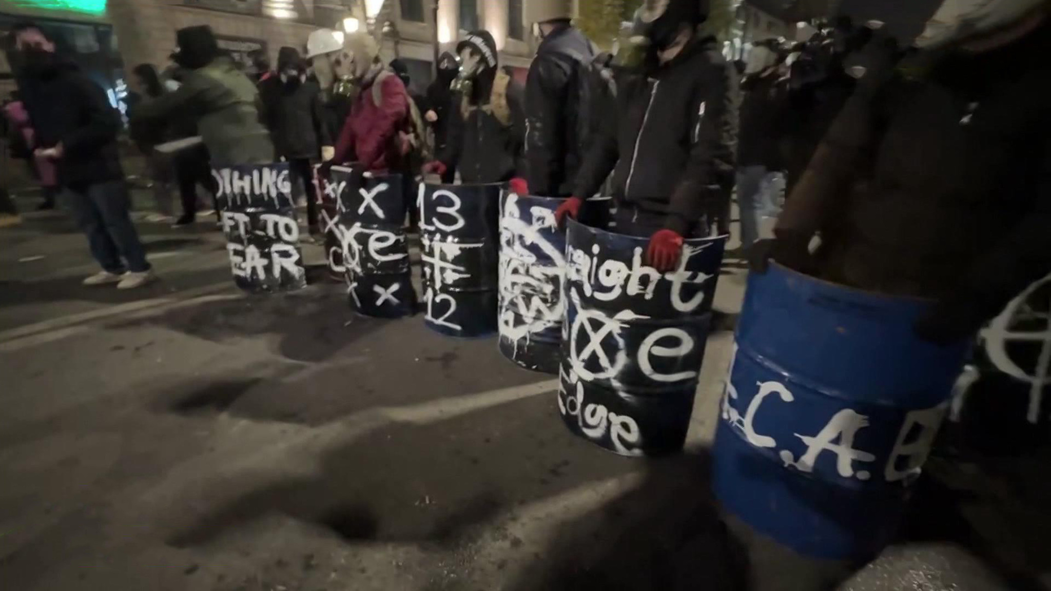 Работа над картинкой: на протесты приглашаются женщины и люди в белых халатах