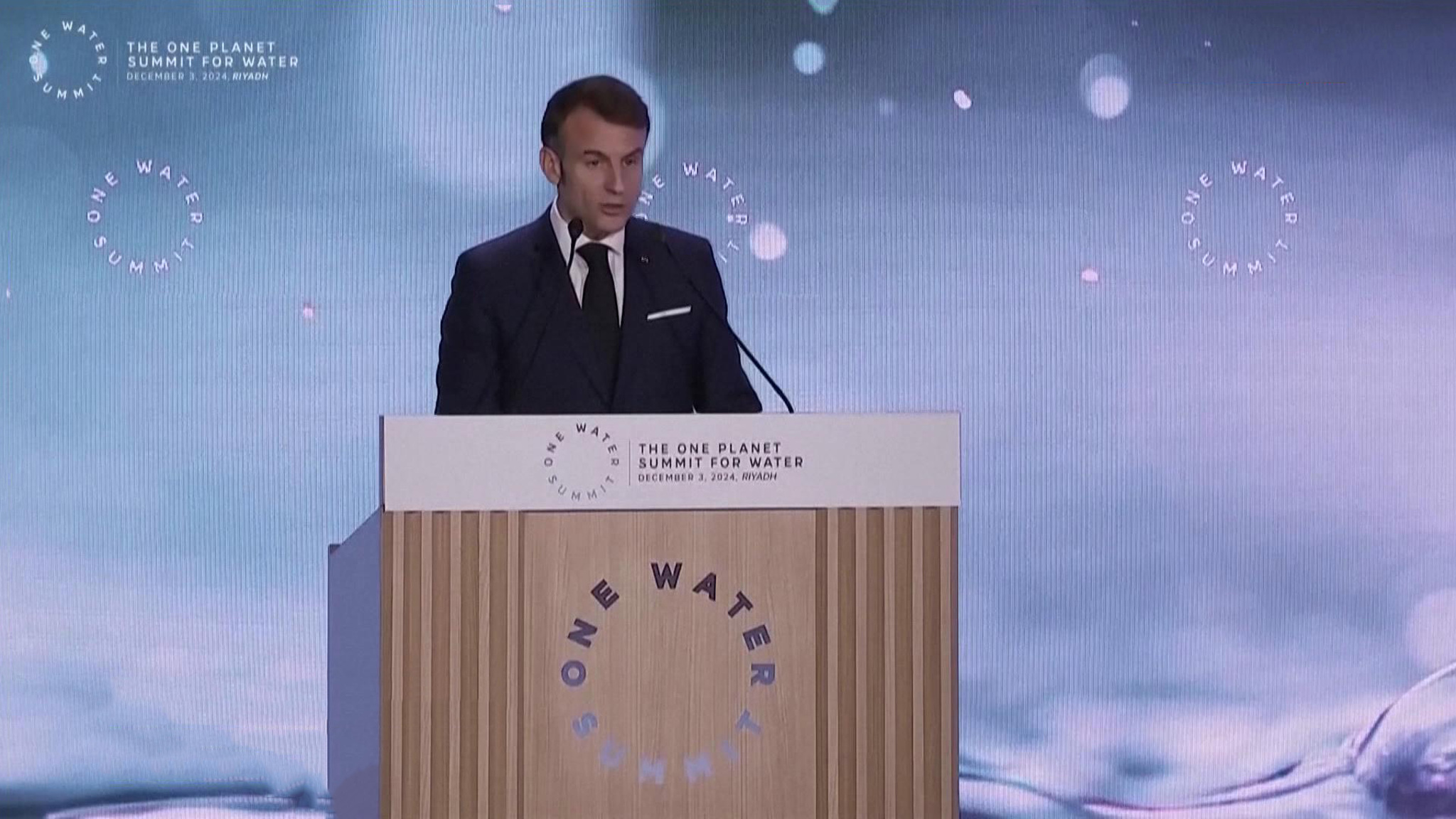 Французские политики настаивают на отставке Макрона