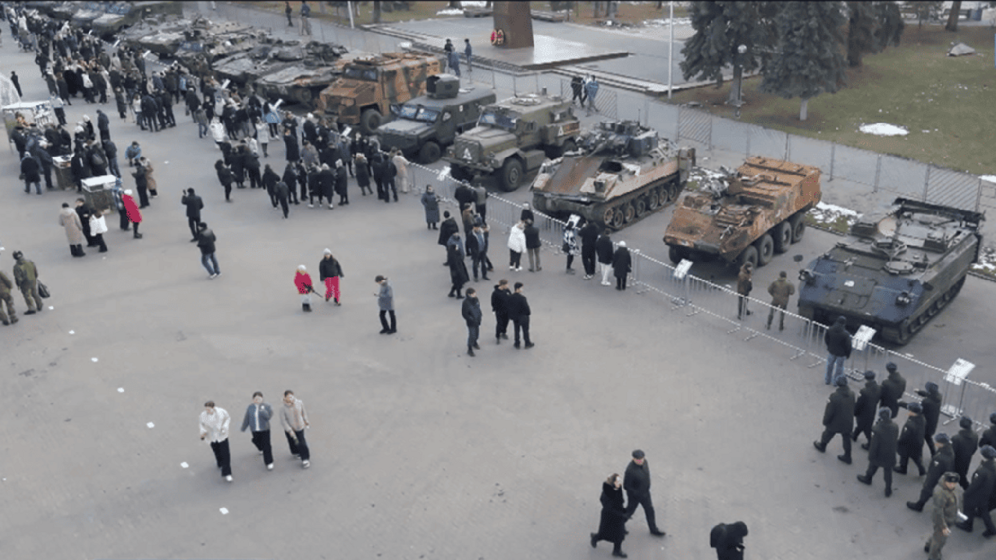 На Центральной площади Черкесска работает Всероссийская выставка с раздельной техники из зоны СВО