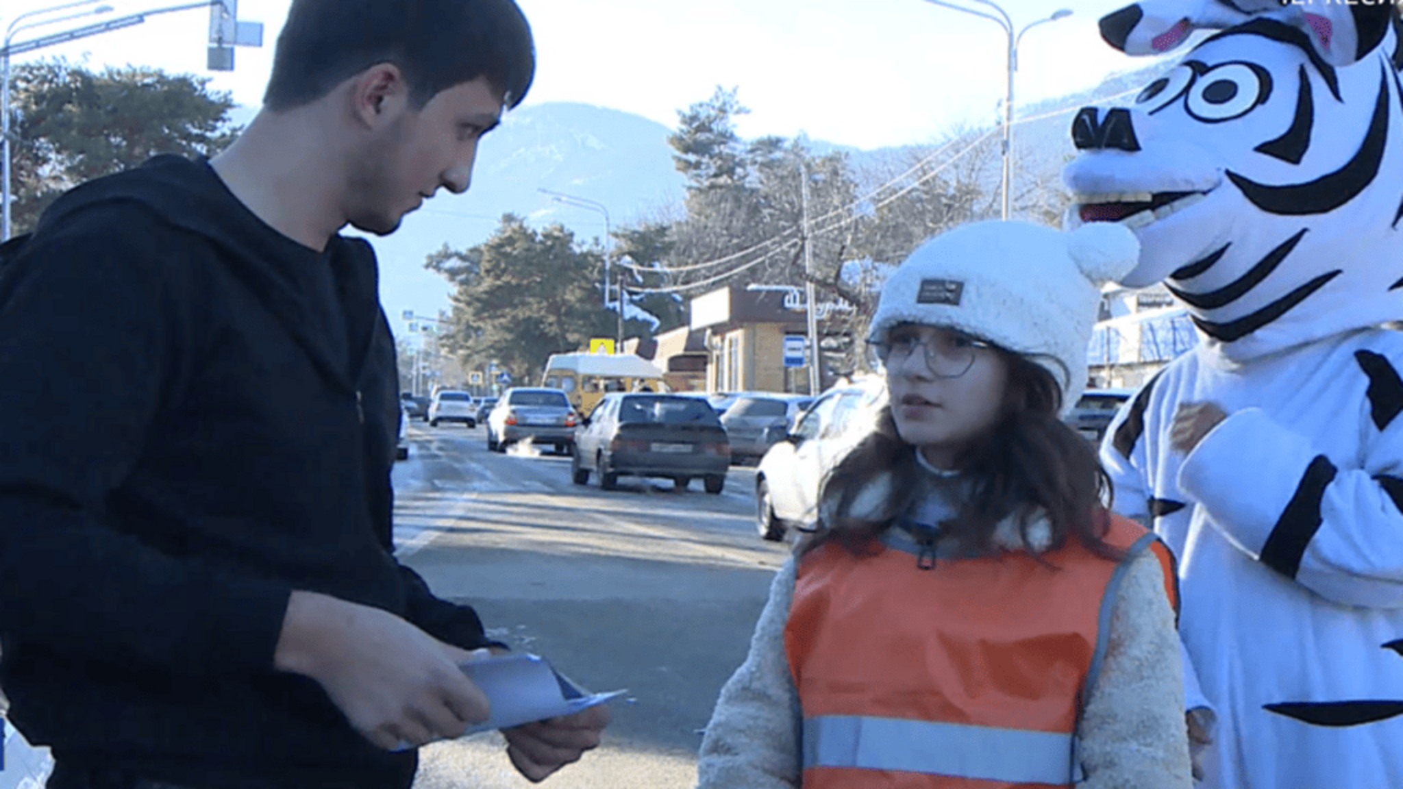 Сотрудники ОГИБДД "Карачаевский" совместно с юными инспекторами напомнили всем участникам дорожного движения, как можно обезопасить пешеходов.