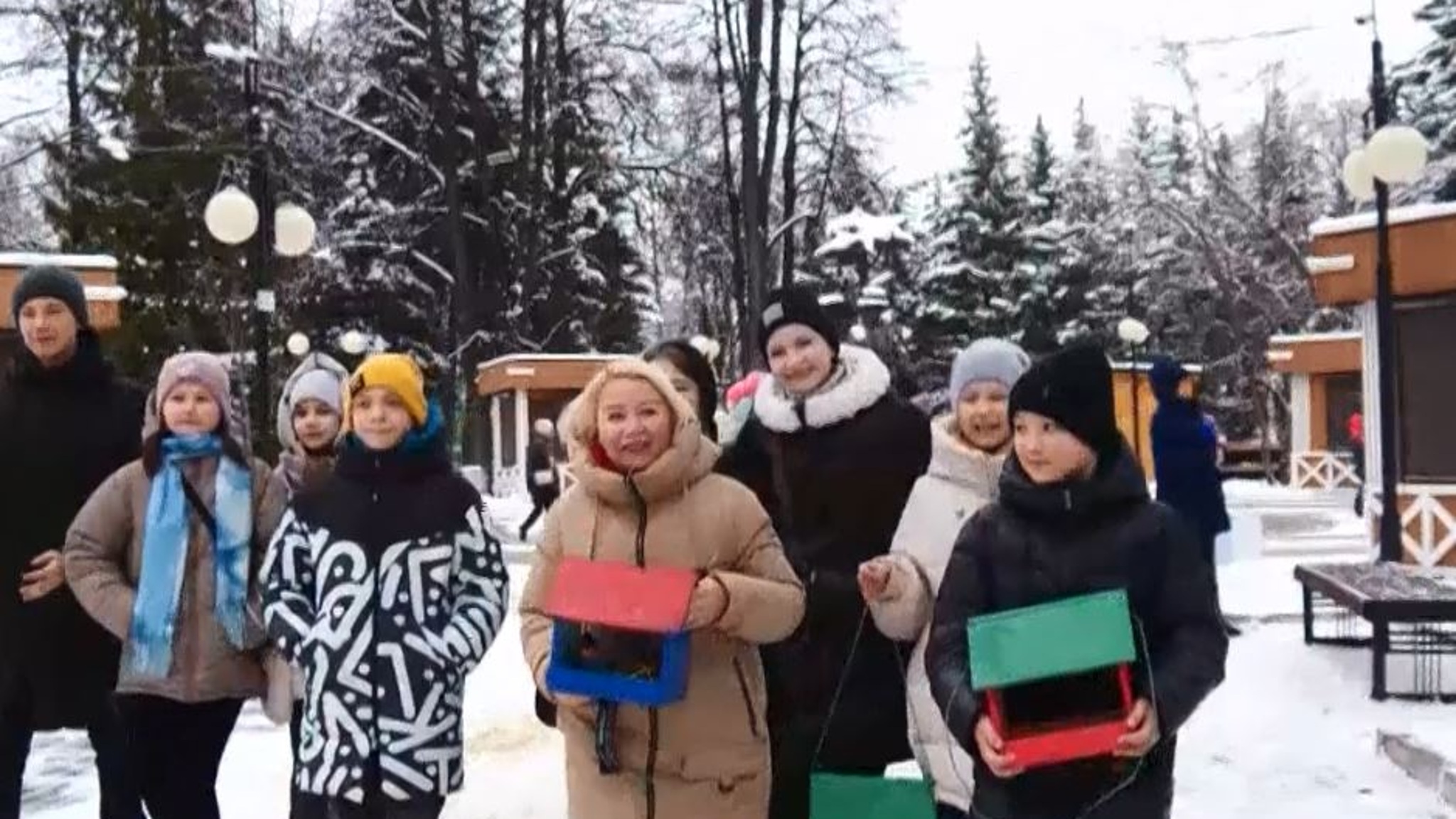 Школьники повесили новые кормушки в помощь птицам и парку Йошкар-Олы