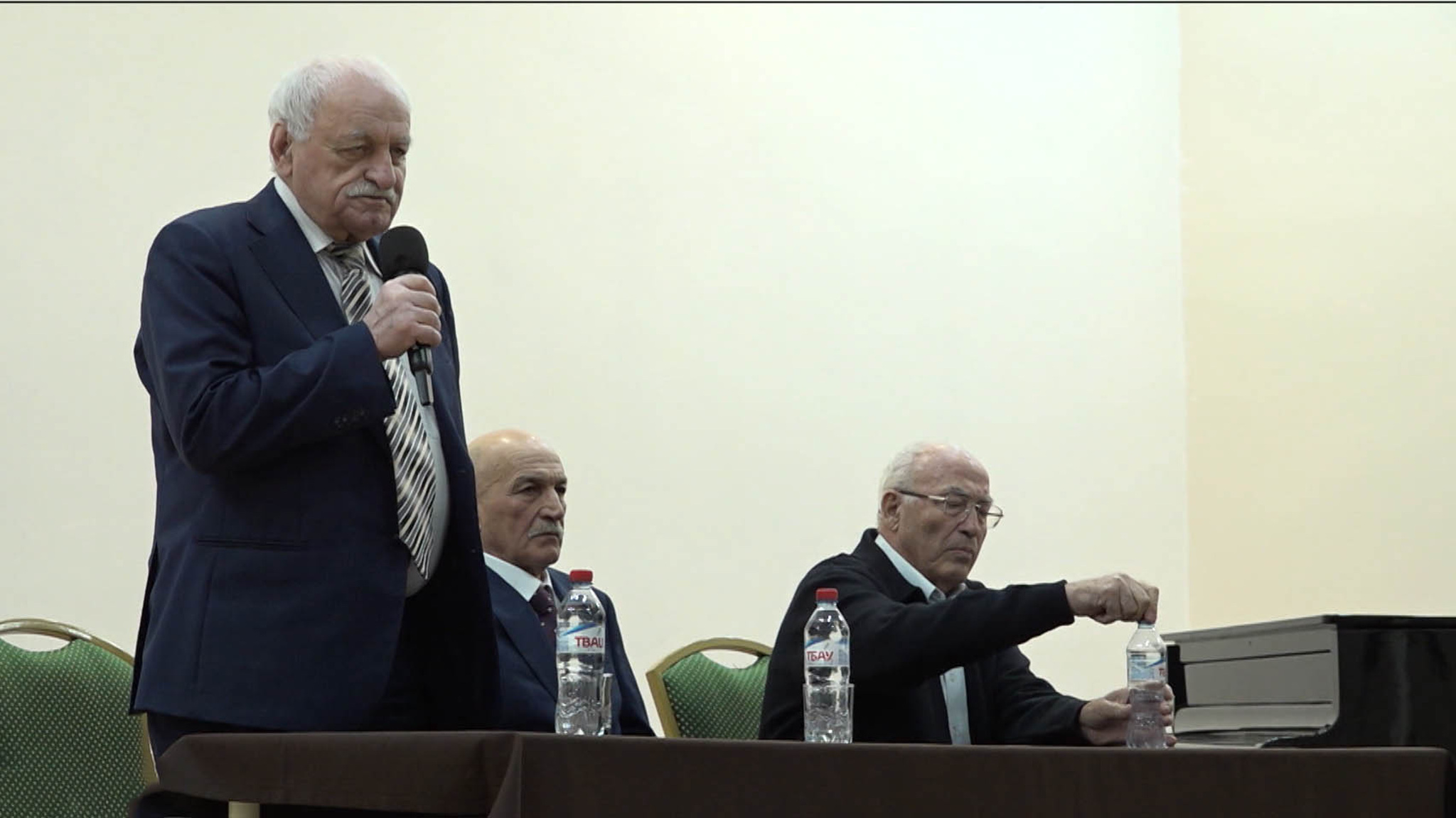 В Национальной научной библиотеке прошел творческий вечер главного редактора журнала "Ирӕф" Эльбруса Скодтаева