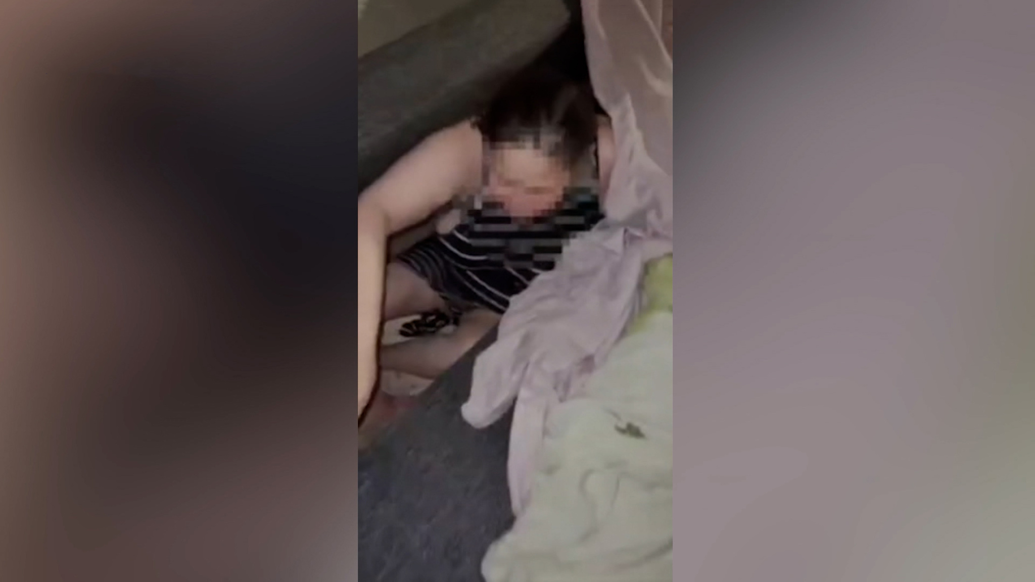 Алиментщица пыталась скрыться от приставов в диване