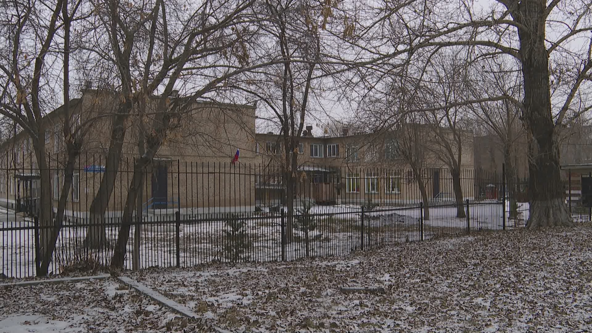 В Челябинске мужчина перелез через забор детского сада и напал на воспитателя