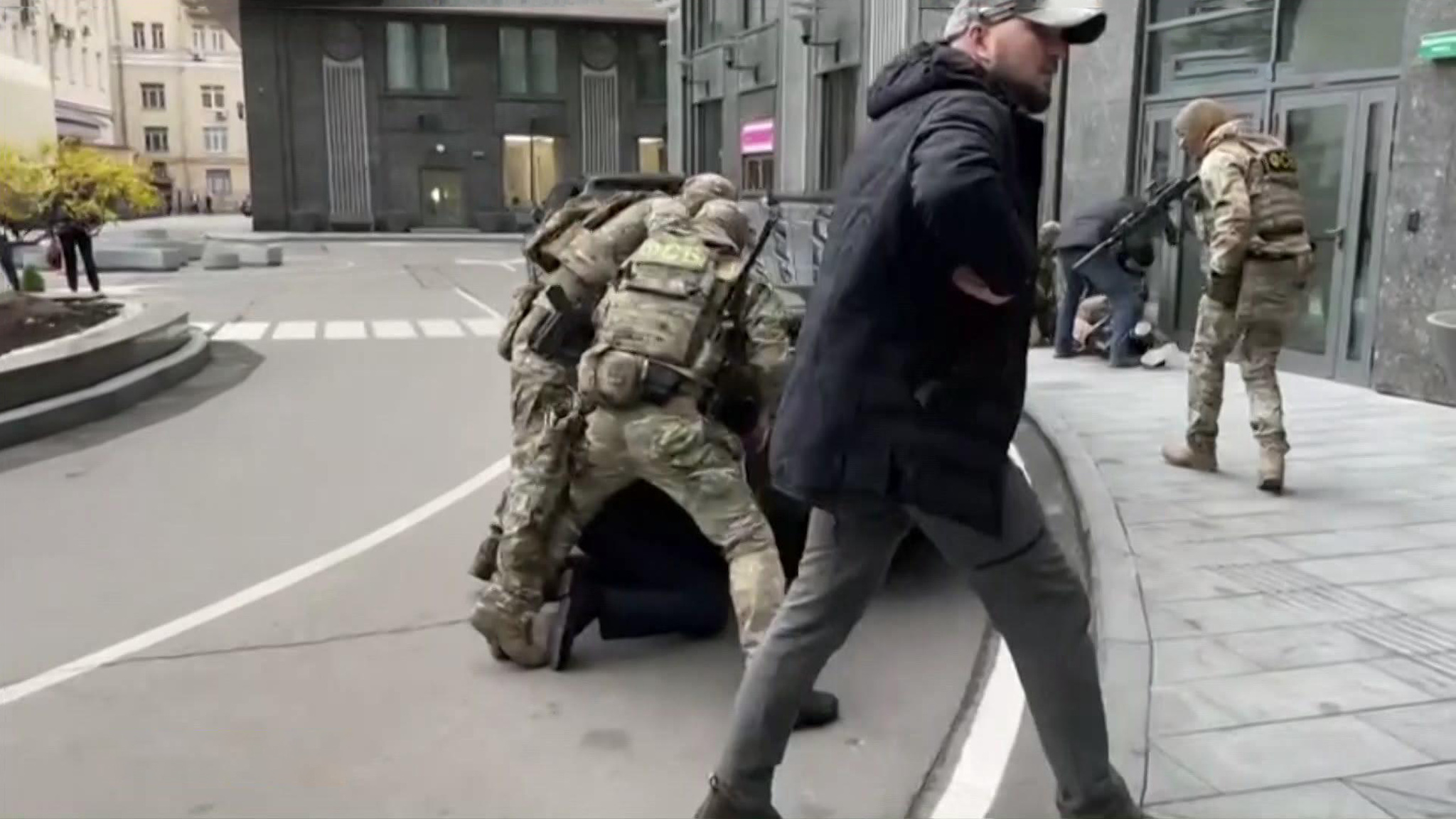 Мошенники выманивают у граждан деньги: следы преступлений ведут на Украину