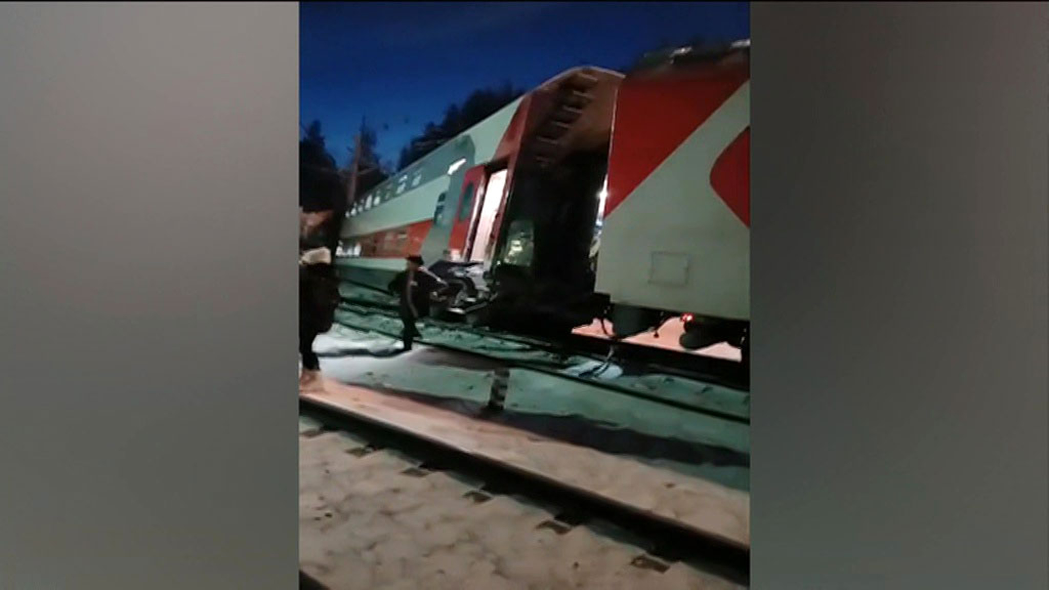 Проводницу поезда Мурманск – Санкт-Петербург зажало между вагонами