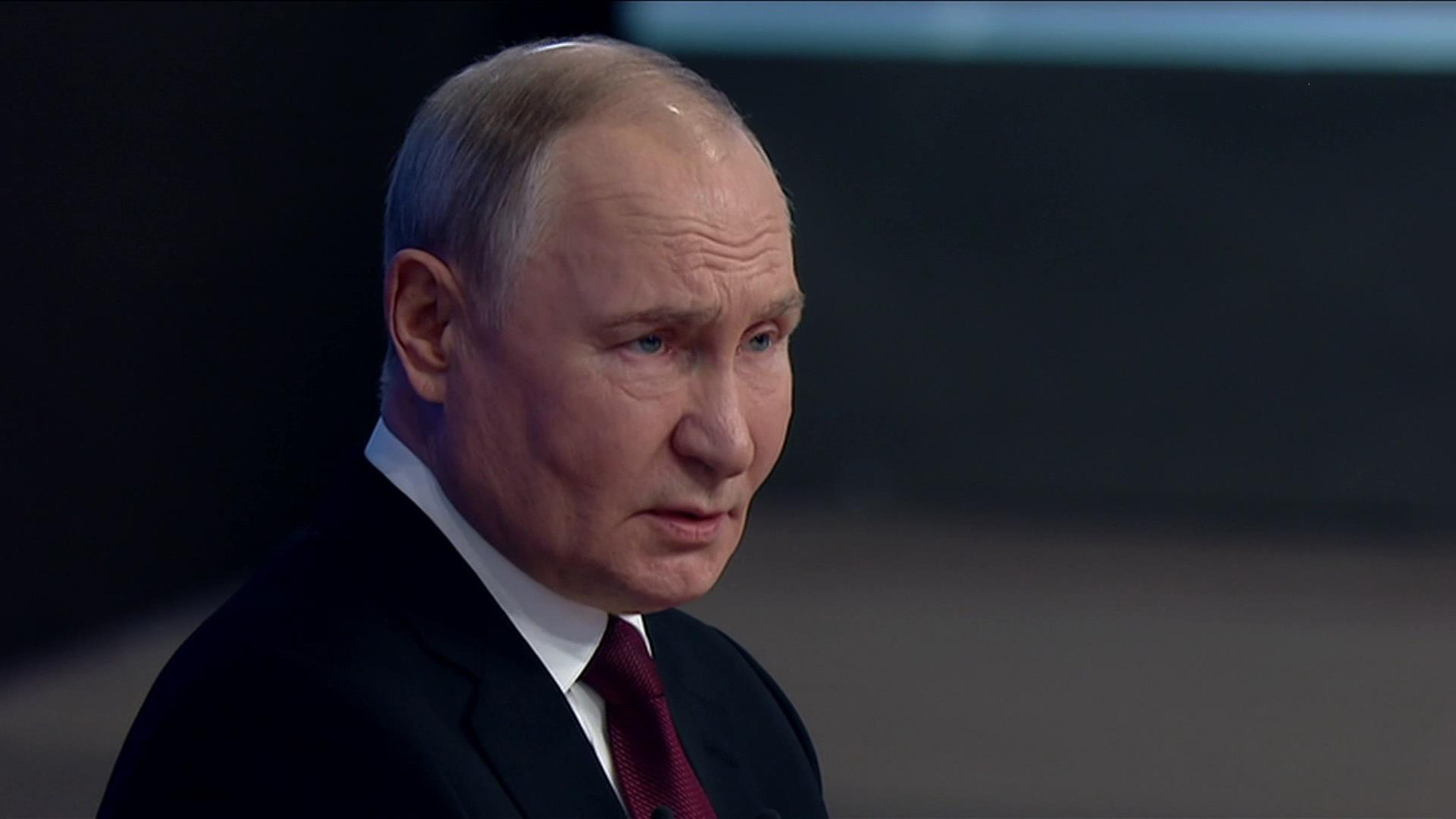 Путин: органы управления и компании нужно распределять по стране, но есть предел