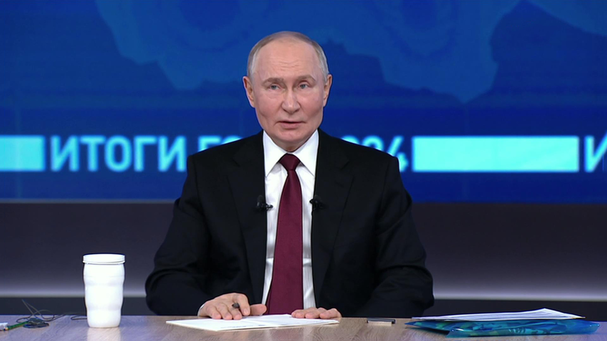 Путин: нам не хватает сотен тысяч рабочих рук