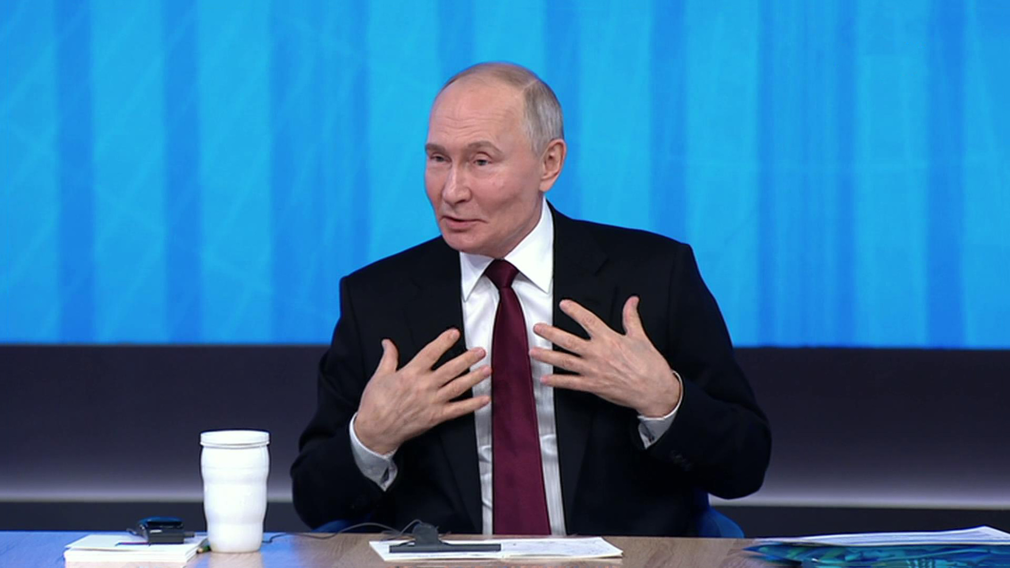 Путин относится к России как к семье и желает всем внимания к близким