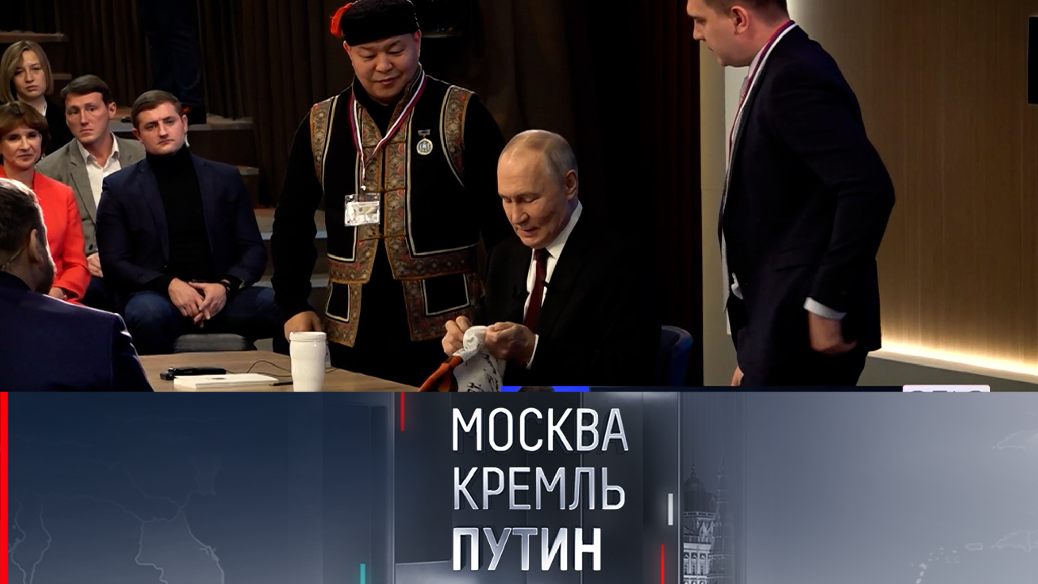 Журналисты рассказали, как помогали развернуть знамя на "Прямой линии"