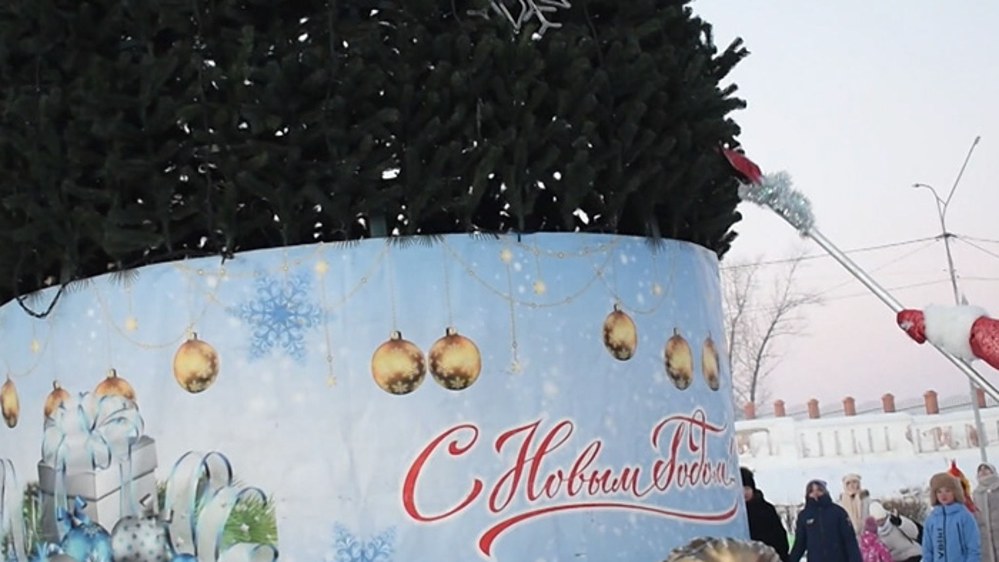 Главная новогодняя ёлка открылась в Петровске-Забайкальском