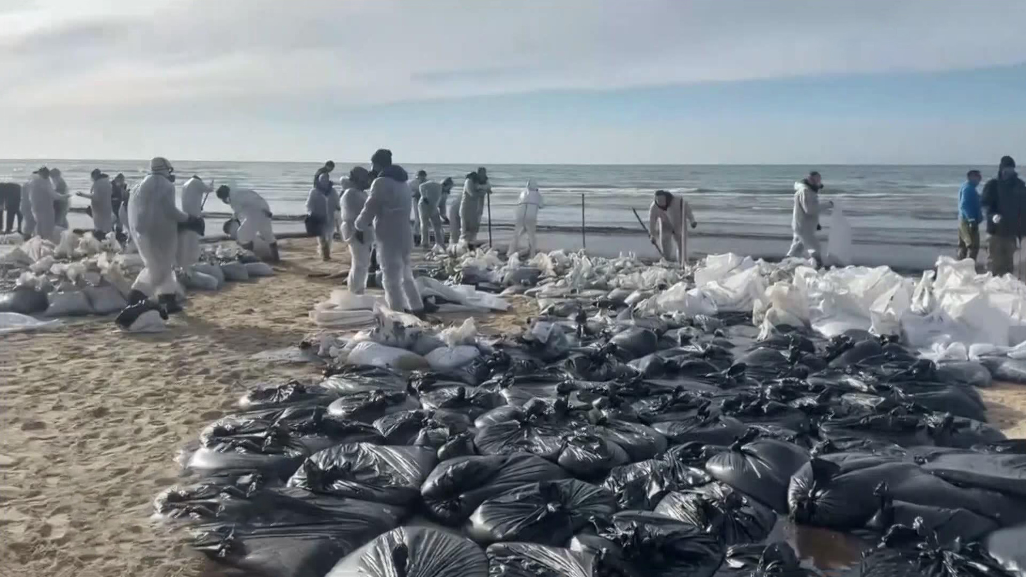Побережье Анапы спасают от мазута 5 тысяч человек