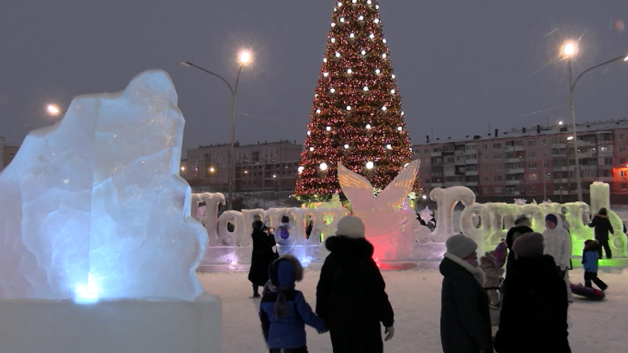В Дудинке зажгли огни на главной городской елке
