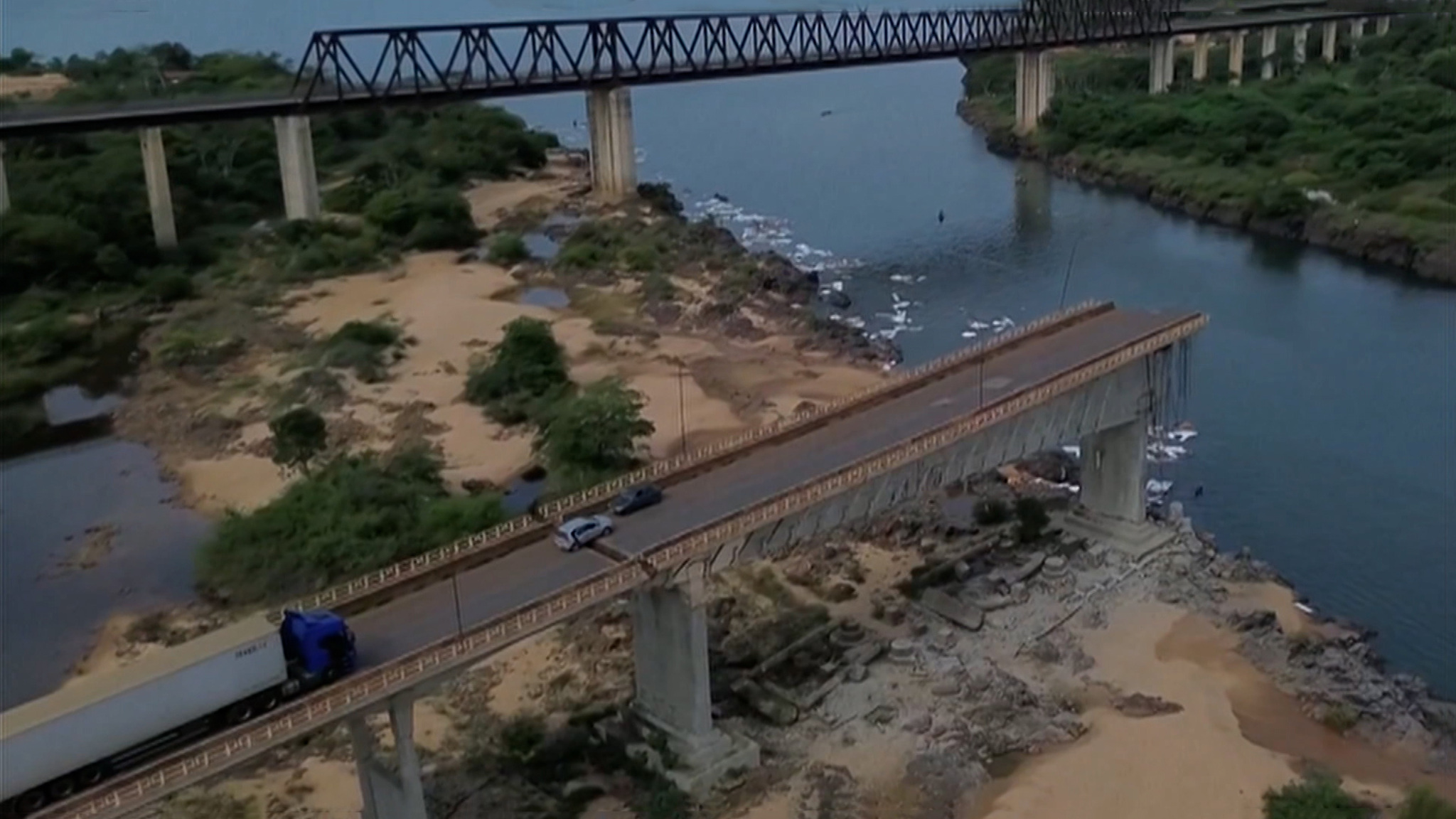 В Бразилии рухнул автомобильный мост, построенный 60 лет назад