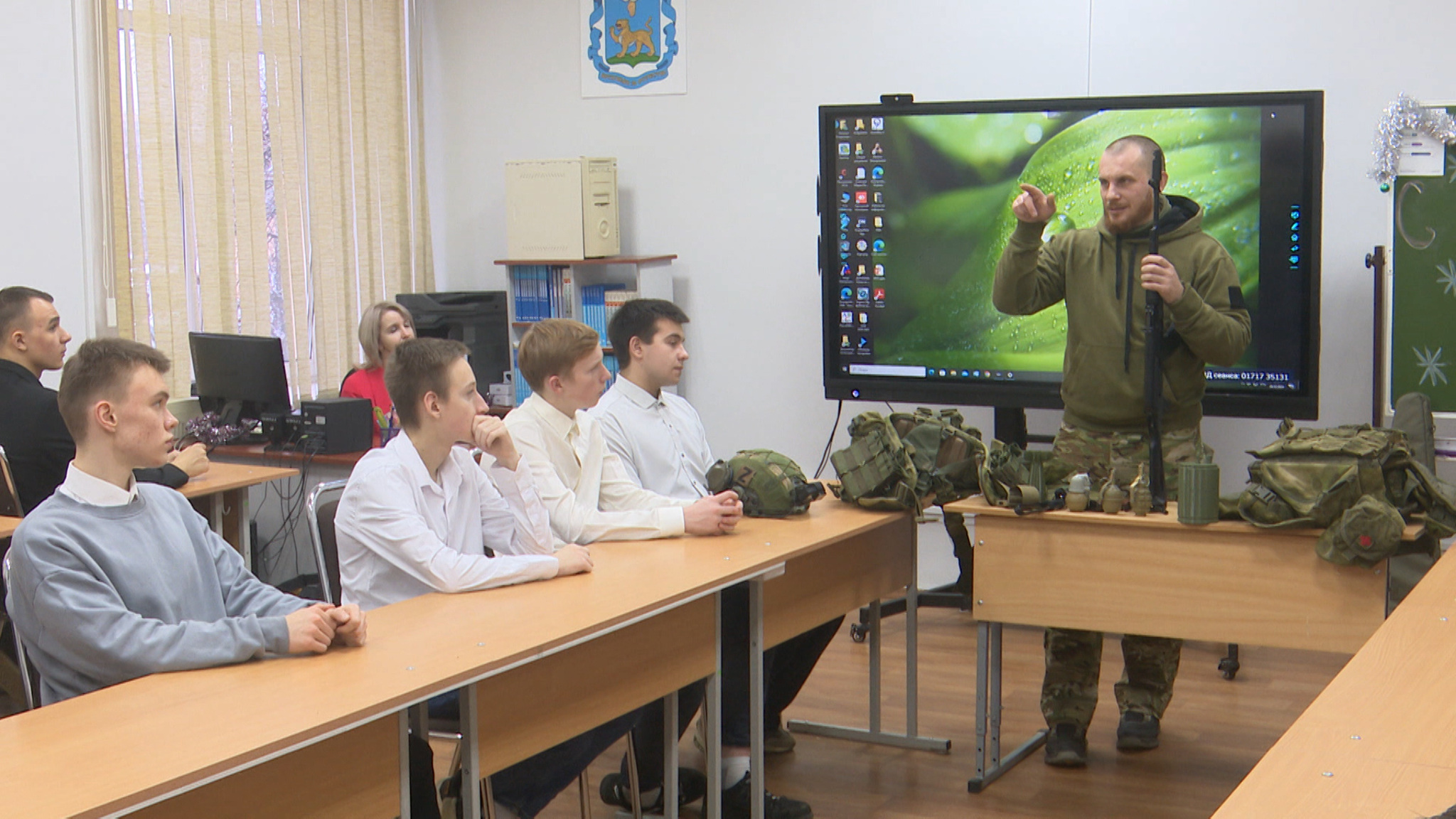 Герой России Сергей Тринадцатый провел урок мужества для псковских школьников