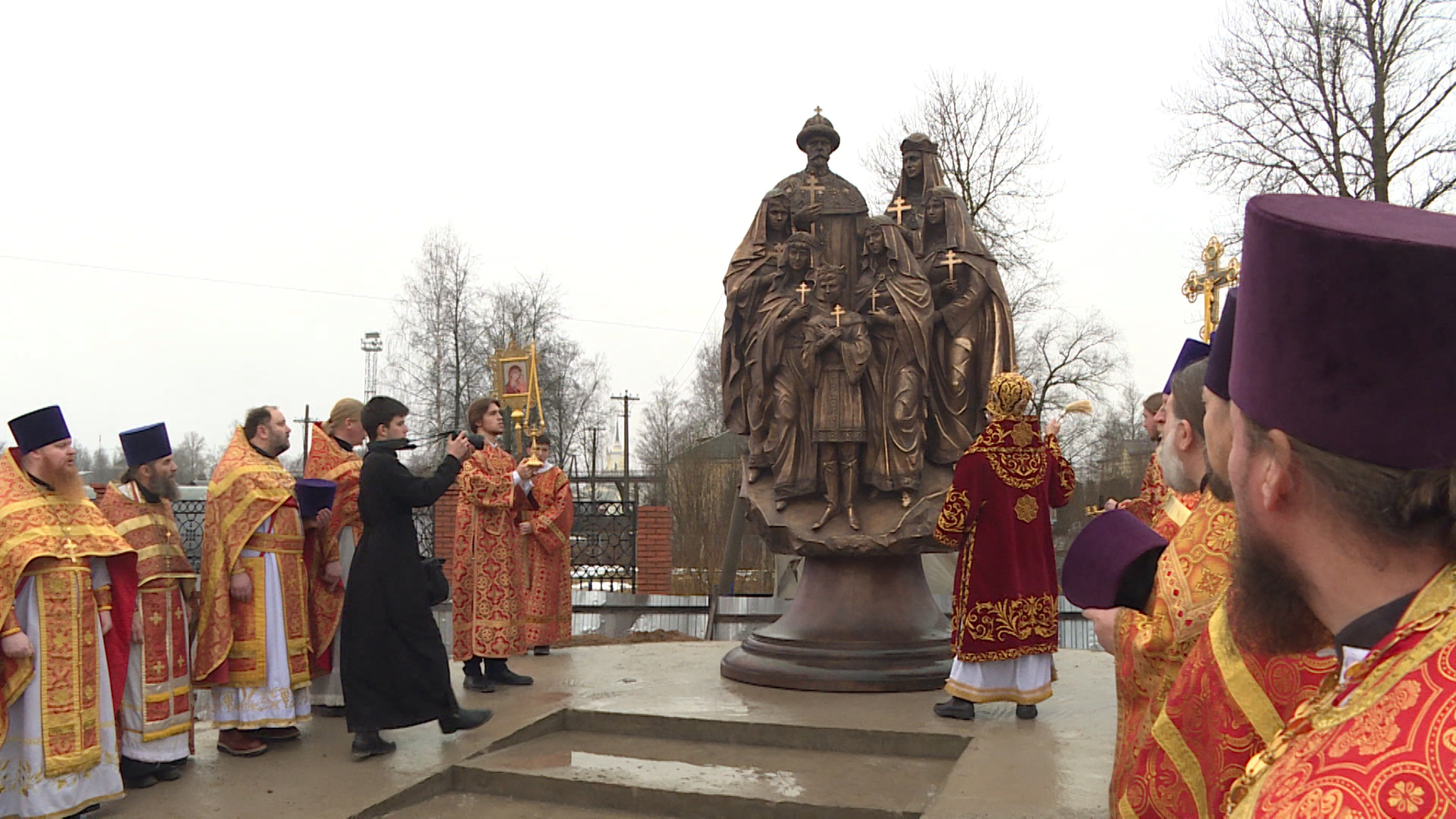 В Дно сегодня открыли памятник Романовым