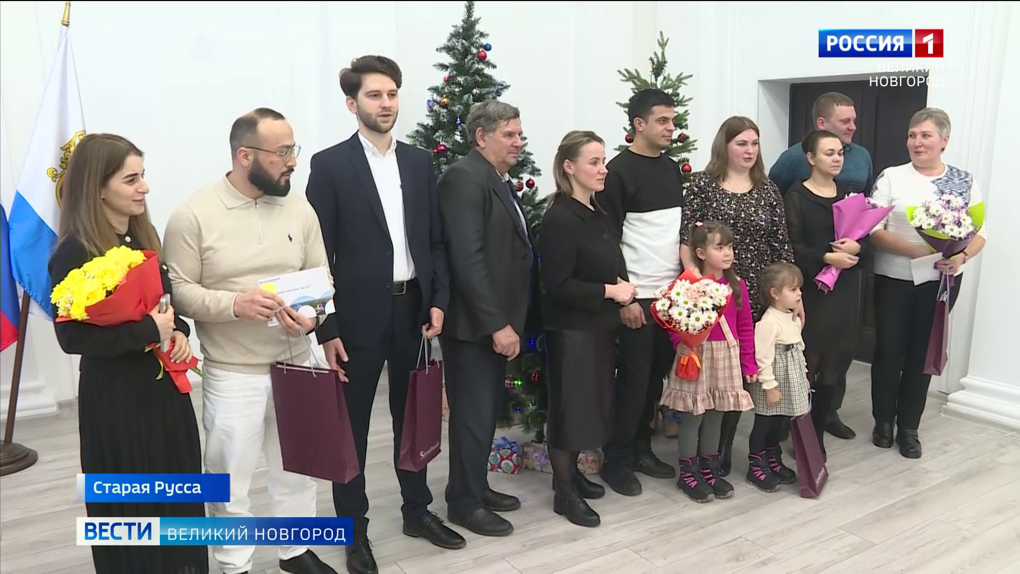 В Старой Руссе вручили ключи от новых квартир в доме, построенном по пилотному проекту о стимулировании рождаемости