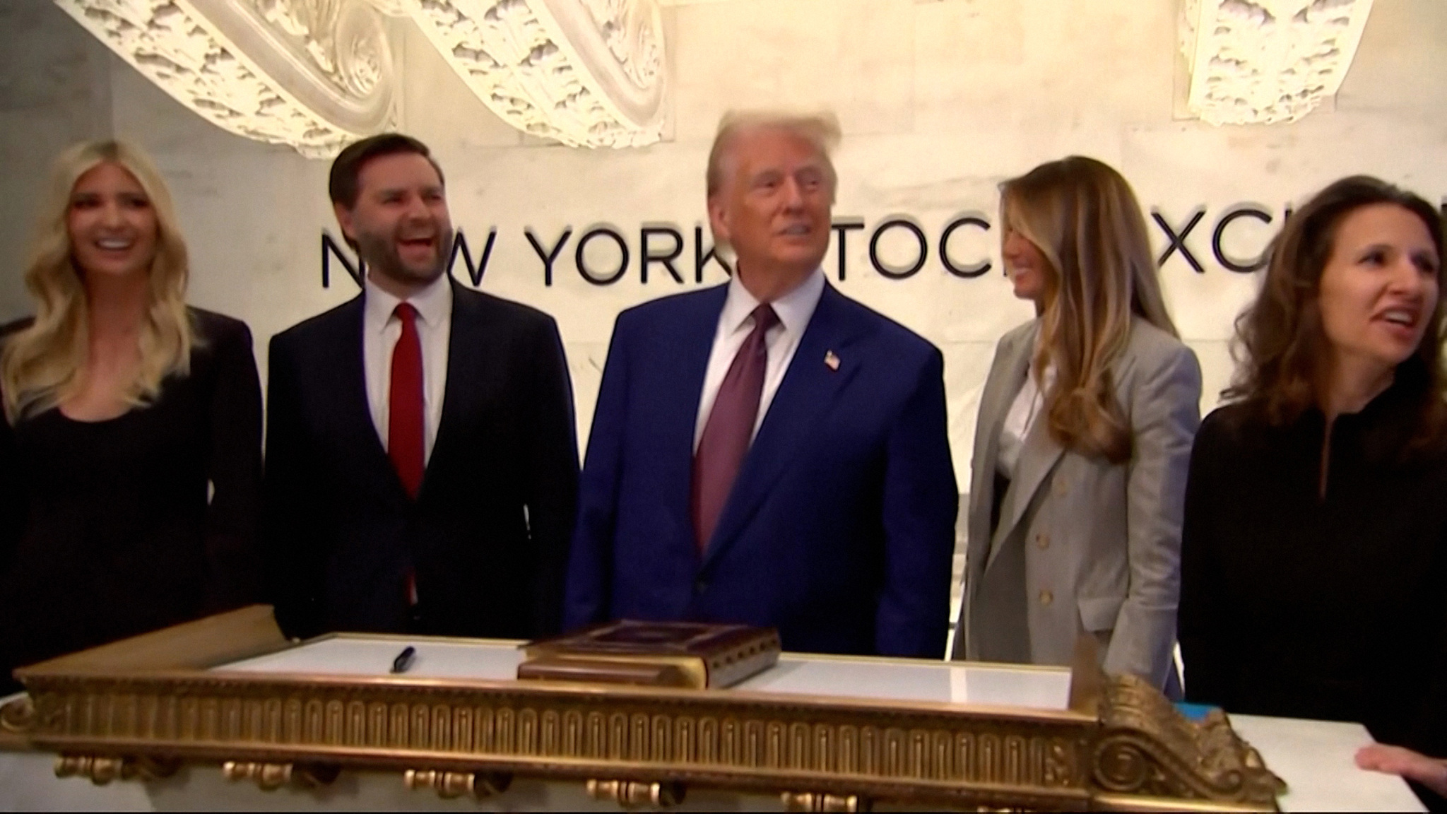 "Несчастным канадцам" Трамп обещает снижение налогов