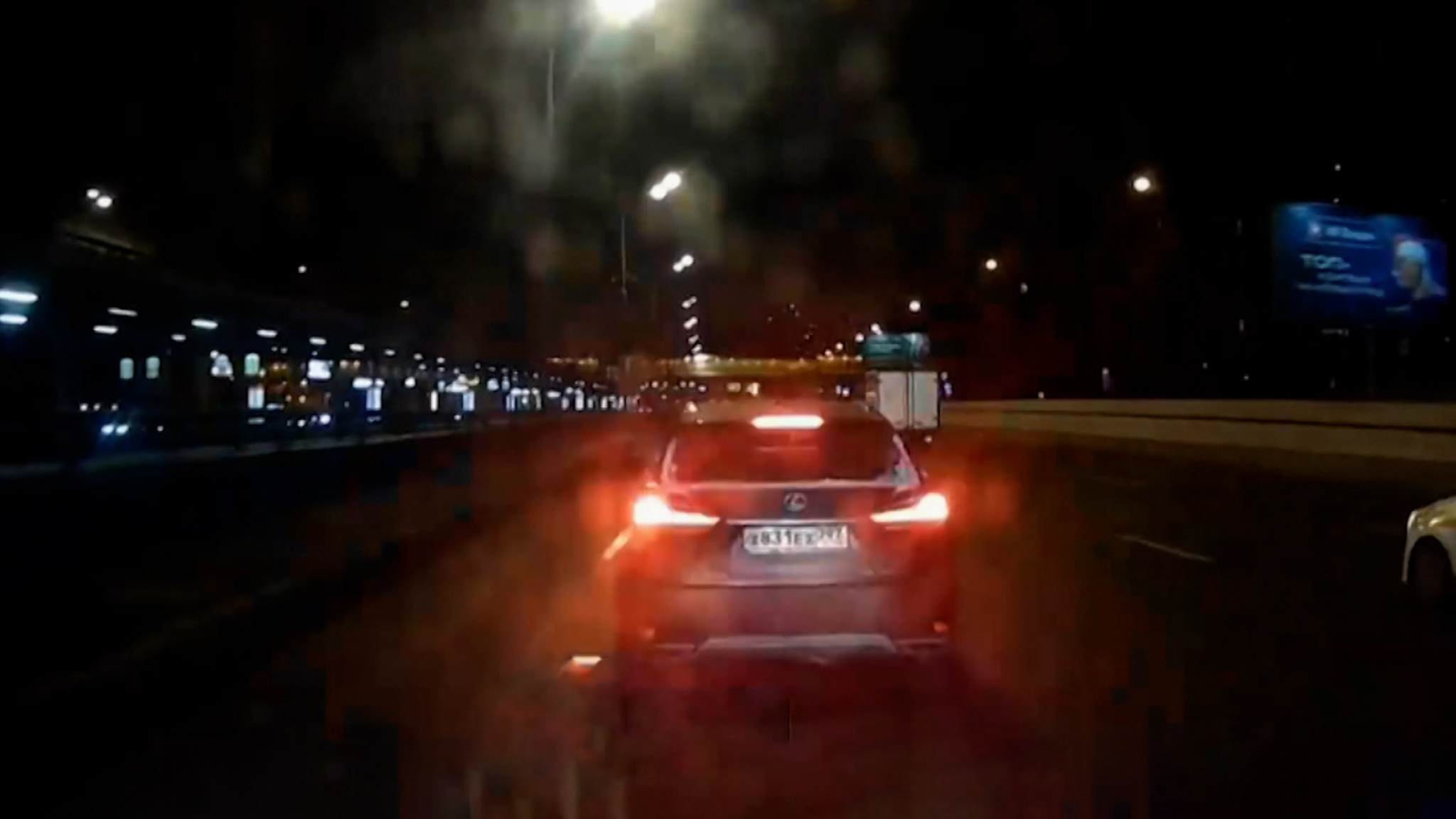 В Москве водитель "Лексуса" не пропустила скорую со спецсигналом