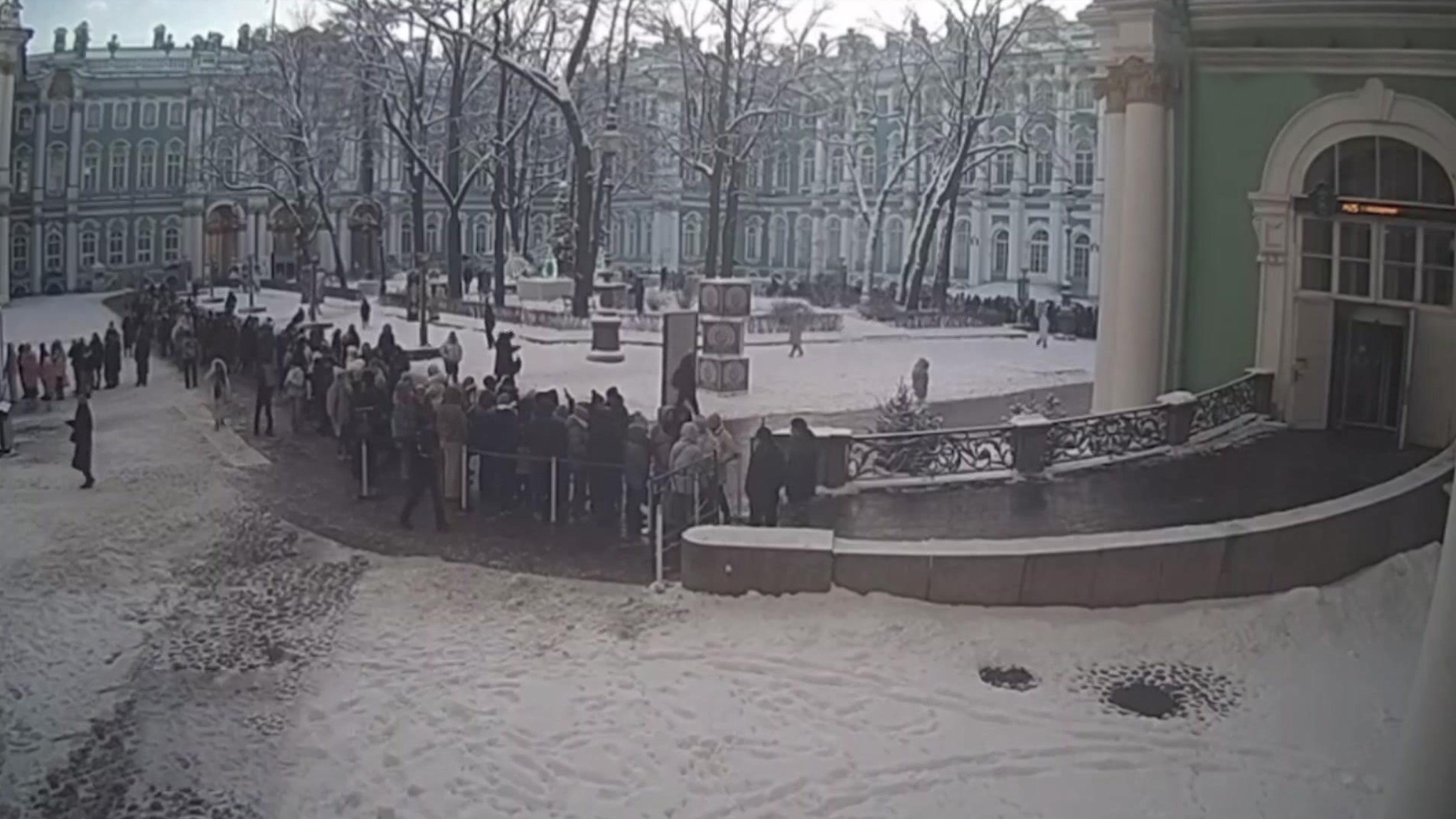 Огромные очереди выстроились в Эрмитаж и Русский музей