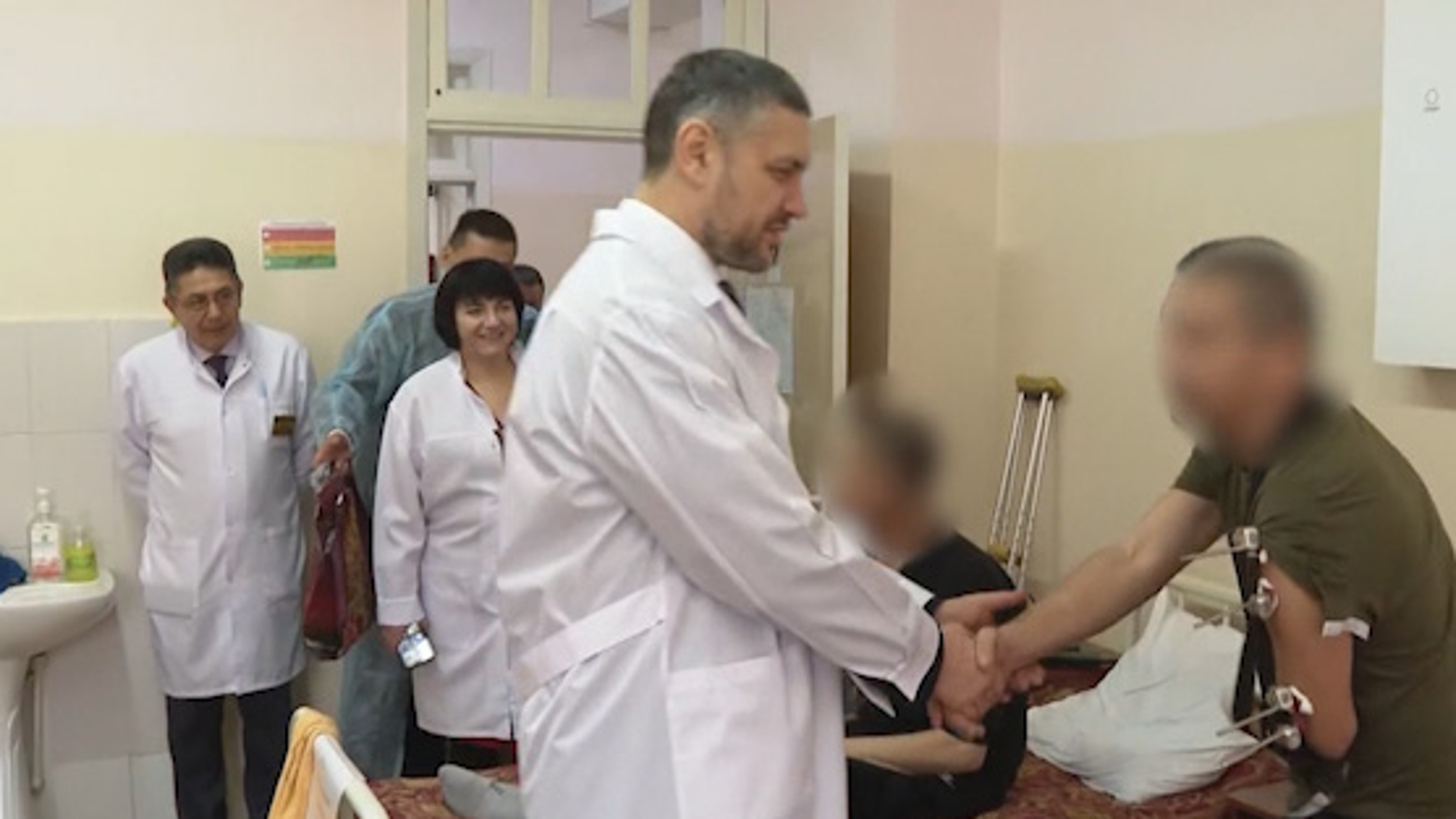 Губернатор Александр Осипов навестил бойцов в медучреждениях Читы