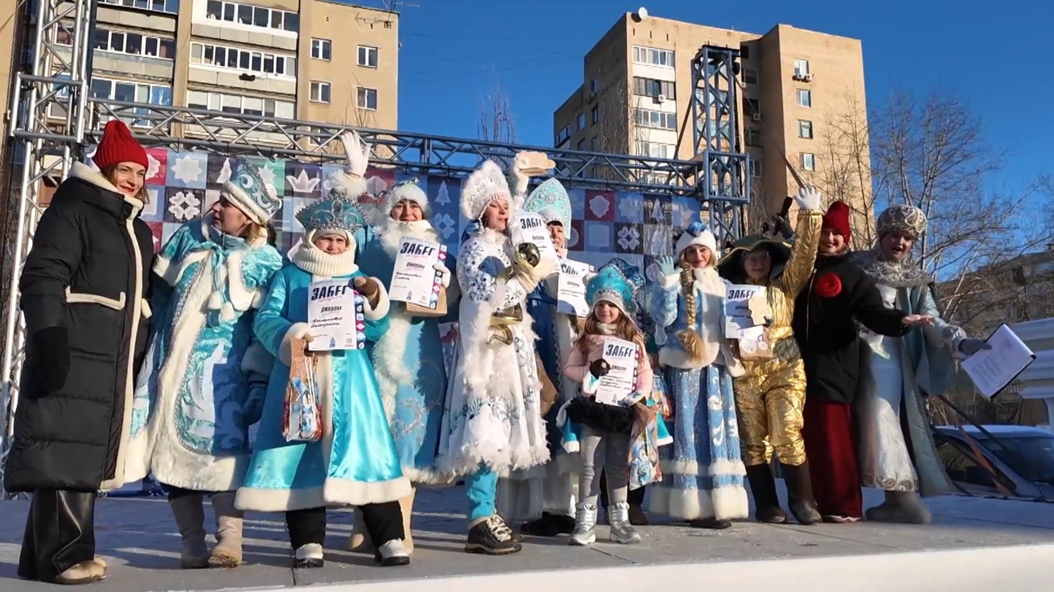Забег Снегурочек состоялся в Тюмени