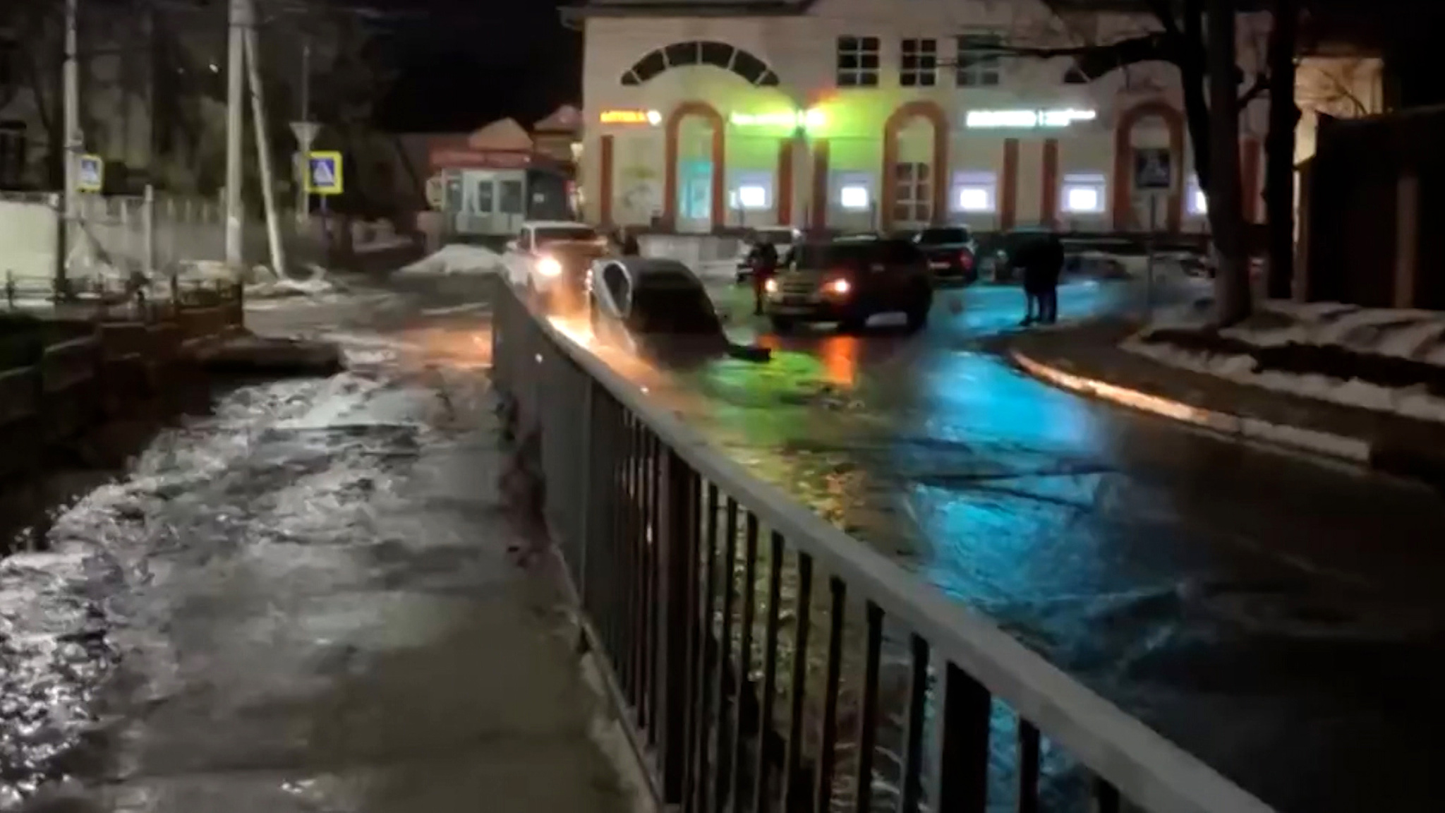 В Дмитрове два автомобиля провалились в яму с водой